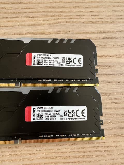 32 GB Kingston Fury Beast DDR4-3733 CL19-23-23 @ 1.35V