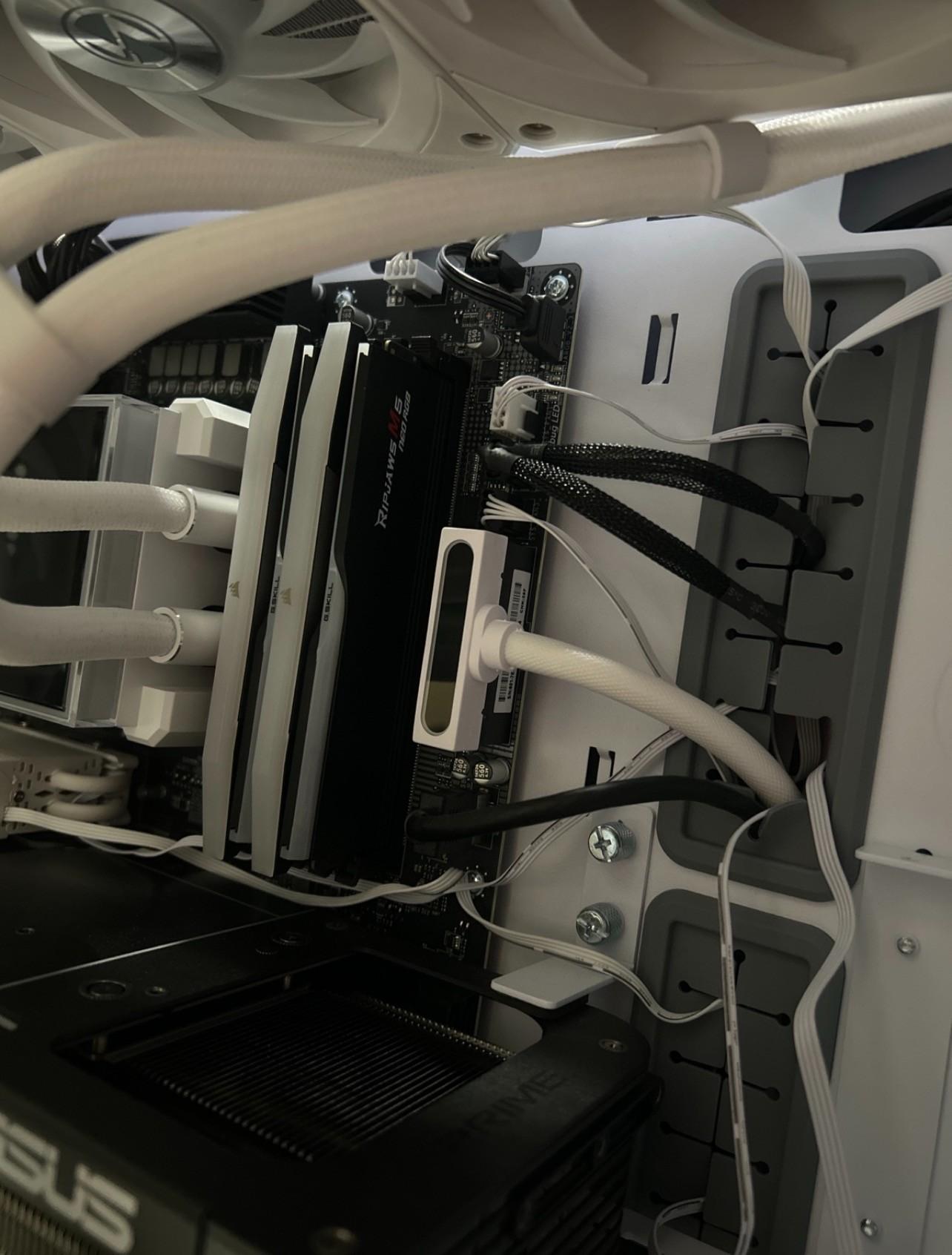 Gaming PC Setup - Ryzen 7 9800X3D / RTX 5070 Ti 16GB / 32GB DDR5 / 3.25TB SSD / Full Peripherals