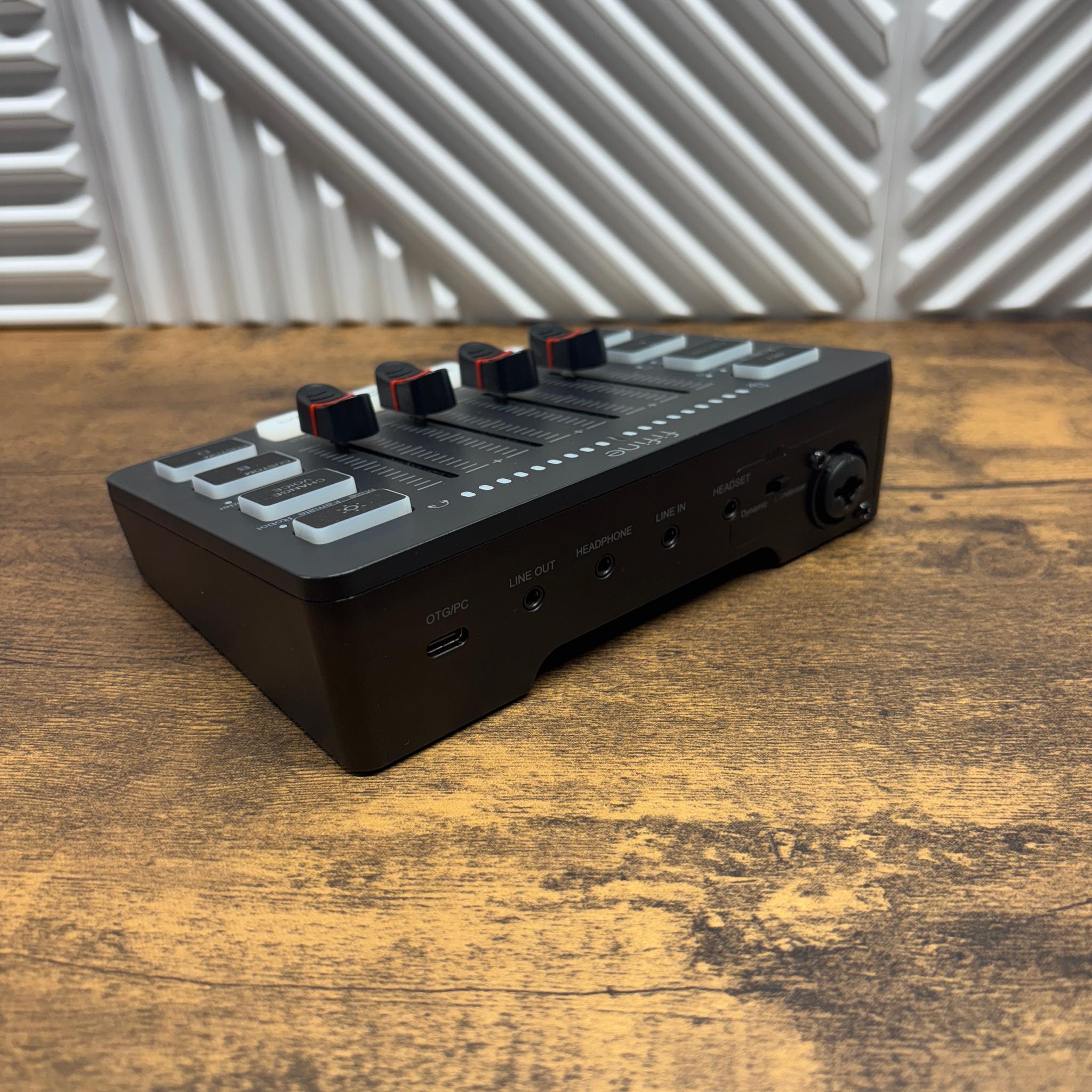 FIFINE SC3 Gaming Audio Mixer / Streaming Interface