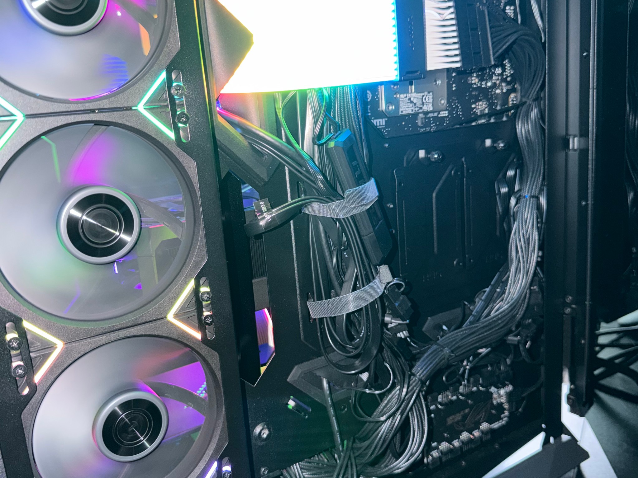 Asus Astral RTX 5090 OC 32GB + AMD Ryzen 9 9950X3D