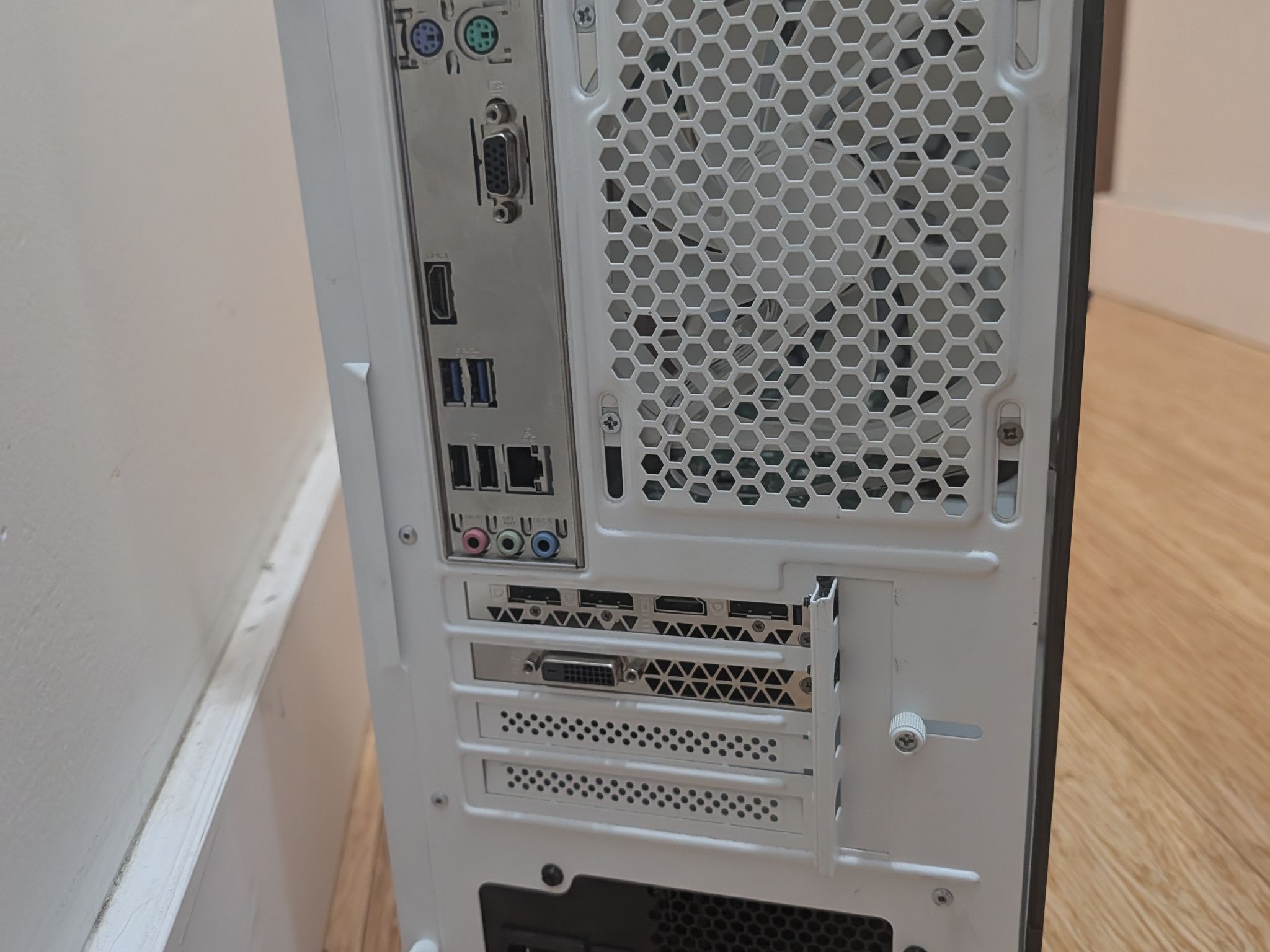 Custom White Gaming PC Build | I7 8700 | GTX 1070 | 16GB | 256GB |