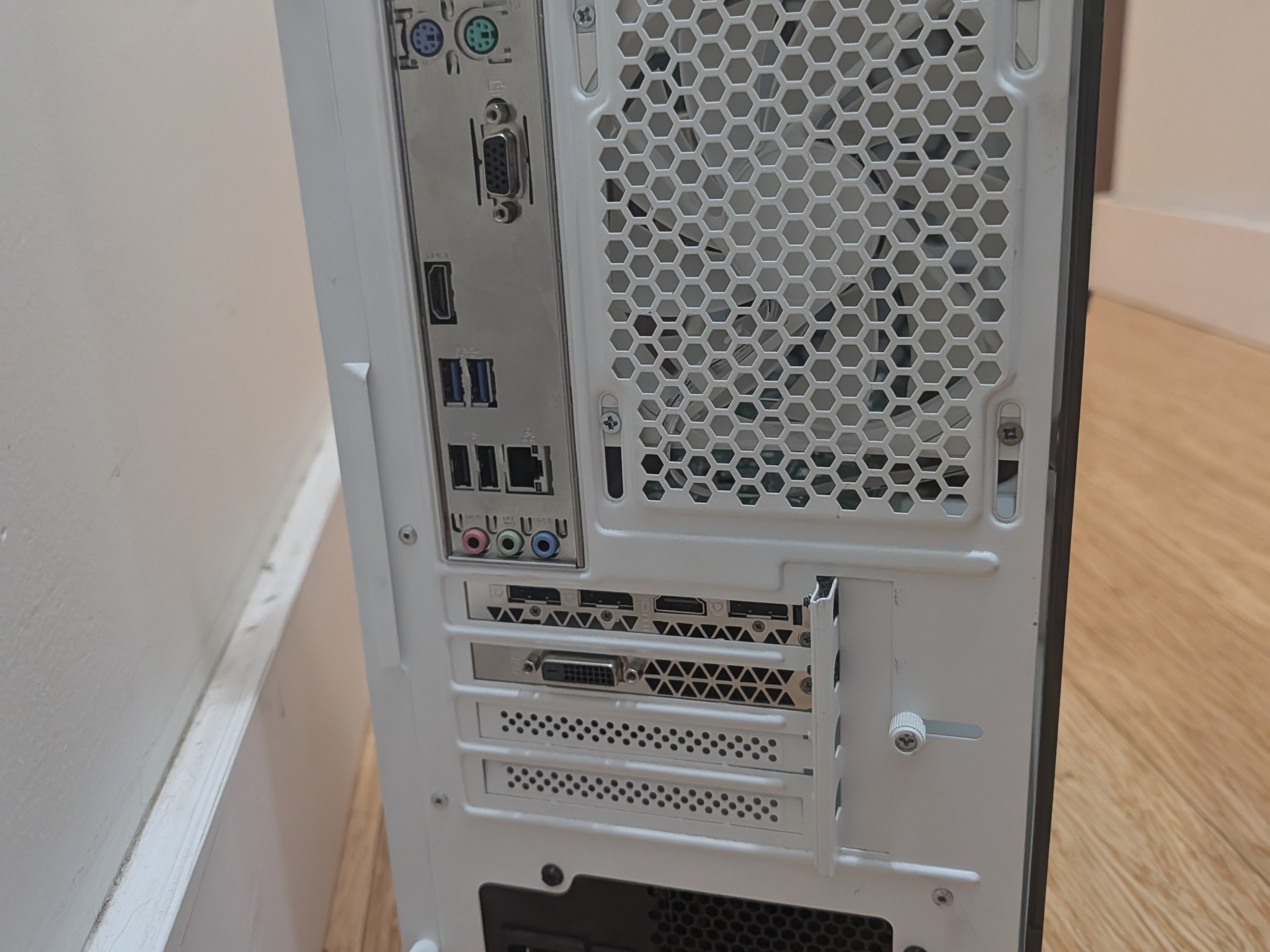 Custom White Gaming PC Build | I7 8700 | GTX 1070 | 16GB | 256GB |