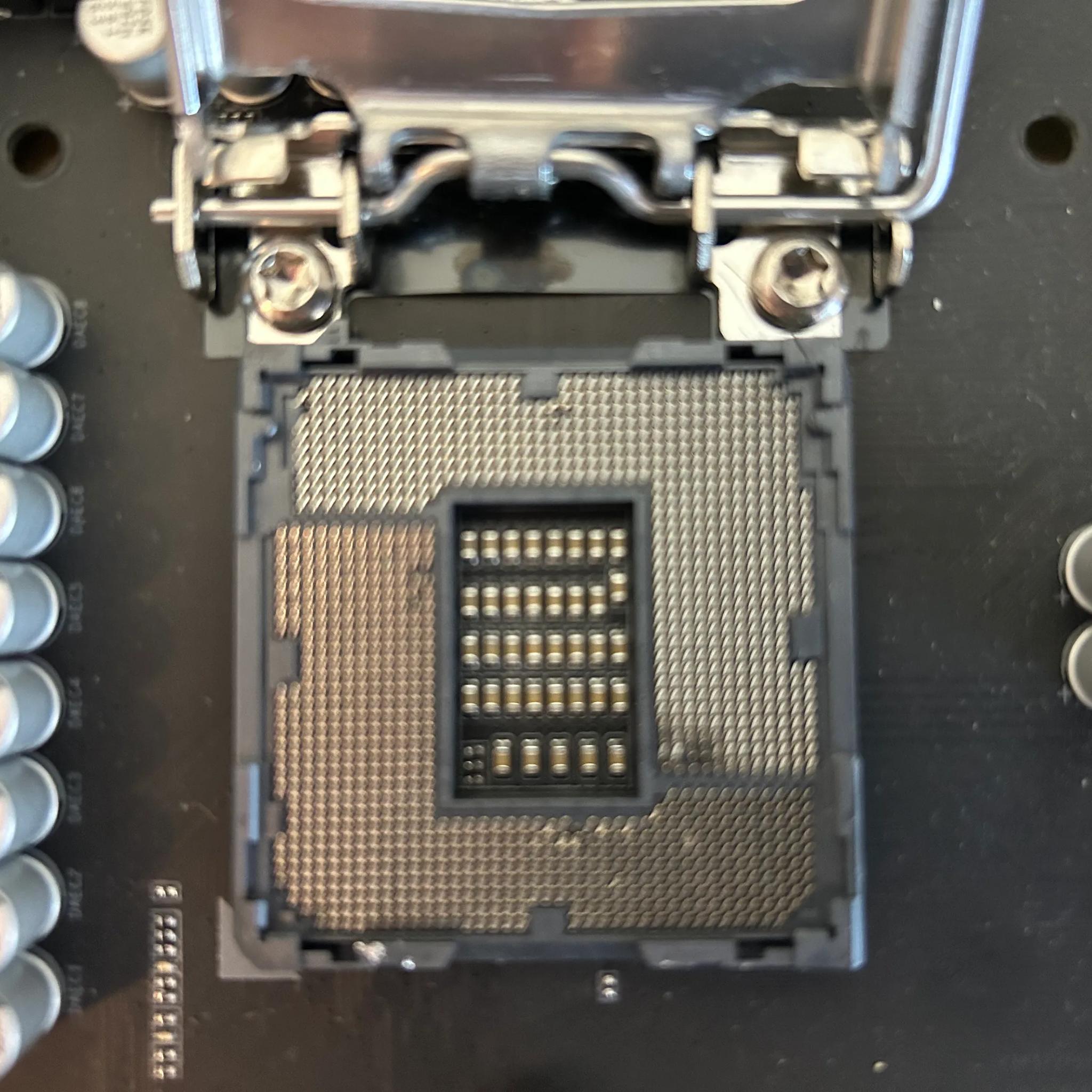 Gigabyte Z390 Aorus Elite ATX Motherboard - DAMAGED SOCKET