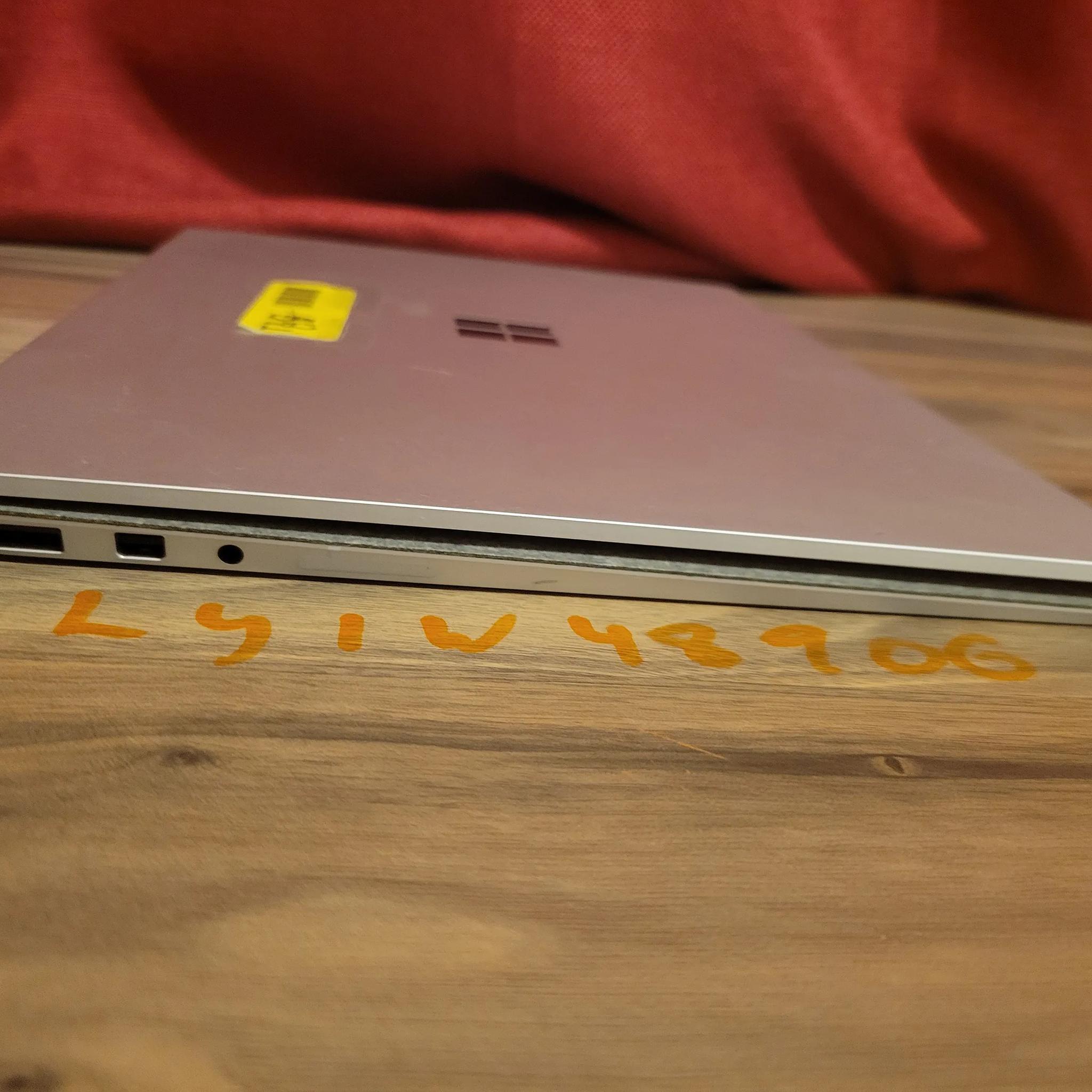 Microsoft Surface Laptop 2 - intel i7 - 512gb - 16gb ram - 13.5" touch screen