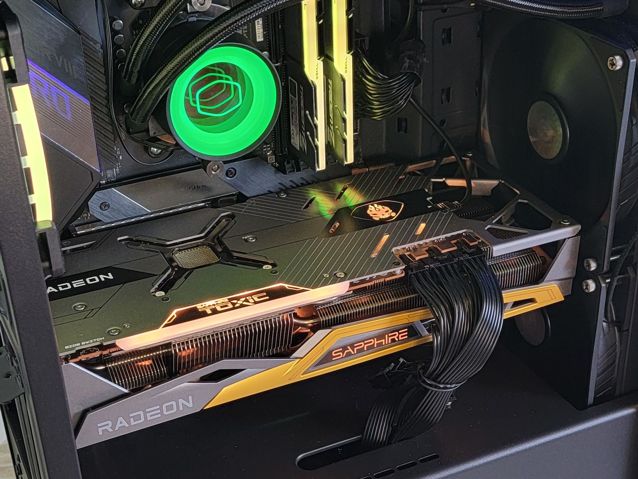 ASUS ROG X570 Crosshair VIII Hero AMD Ryzen 7 5800X Sapphire ToxicRX6900XT 16GB