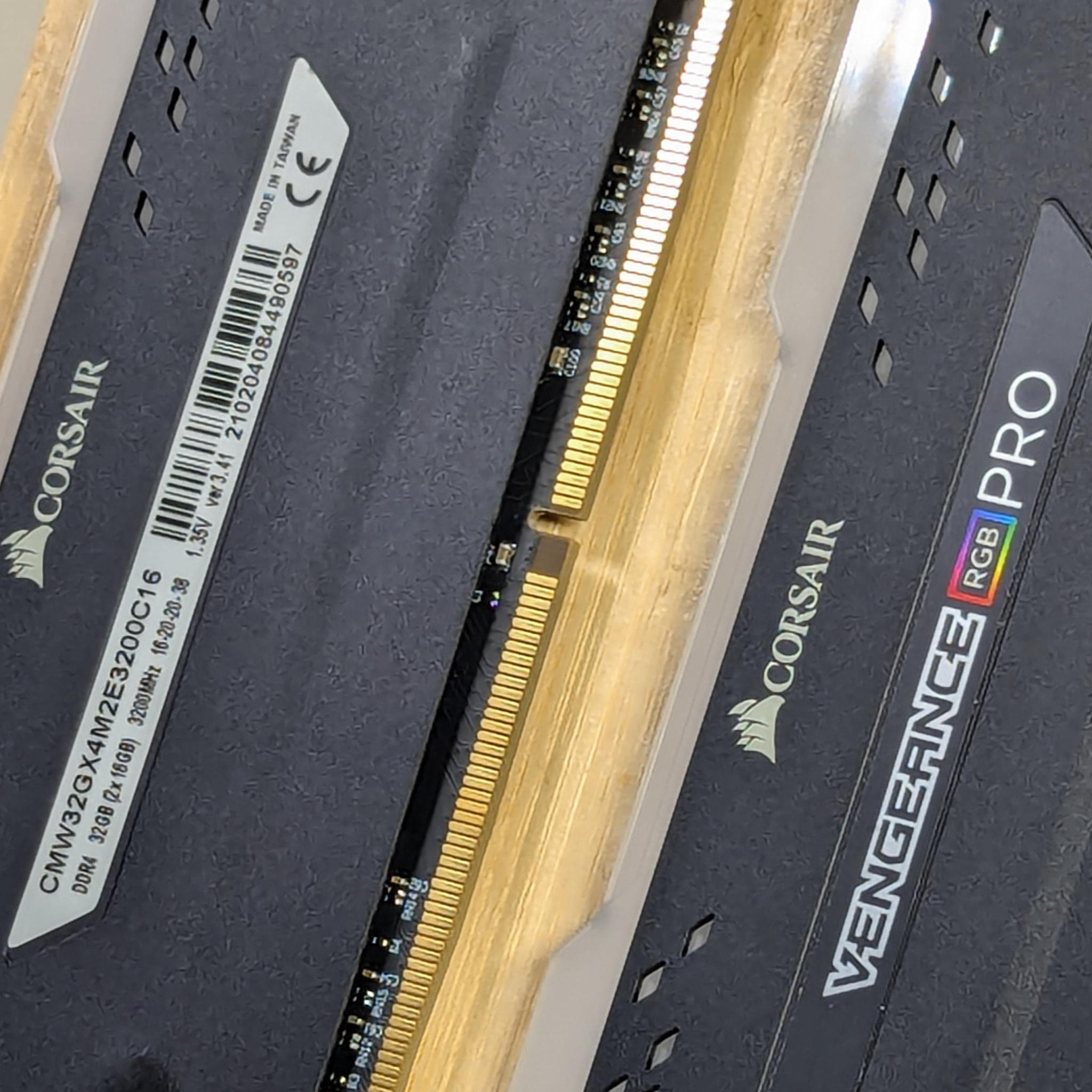 Corsair Vengeance RGB Pro 32 GB (2 x 16 GB) DDR4-3200 CL16