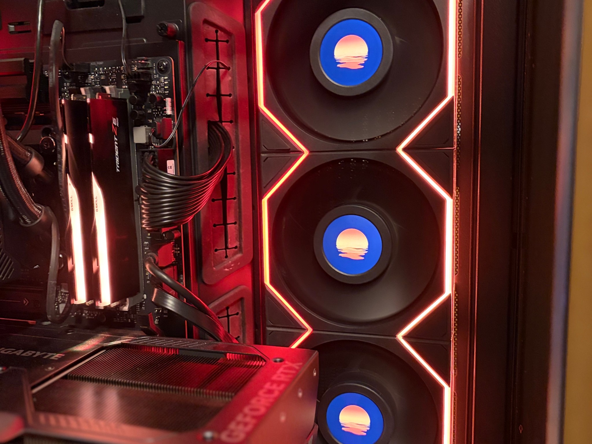 High‑End Gaming PC – RTX 5080 / 7950X / LCD Fans