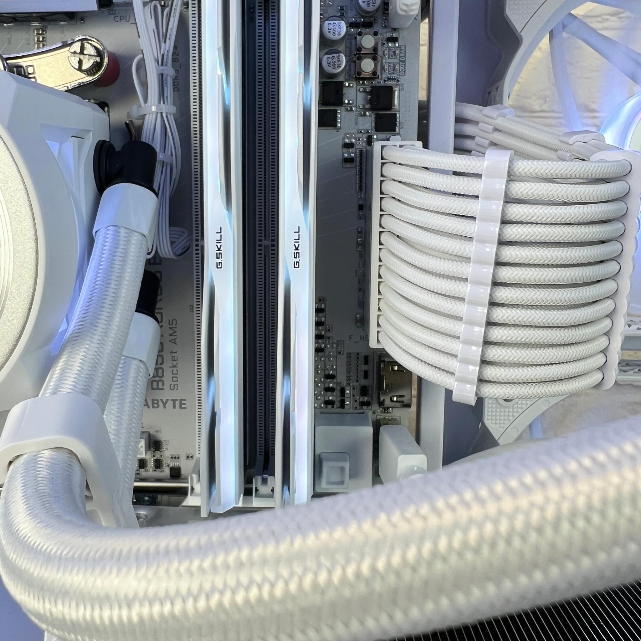 RTX 5070 TI Aero 7800X3D 32GB DDR5 2TB M.2 Win 11 Pro