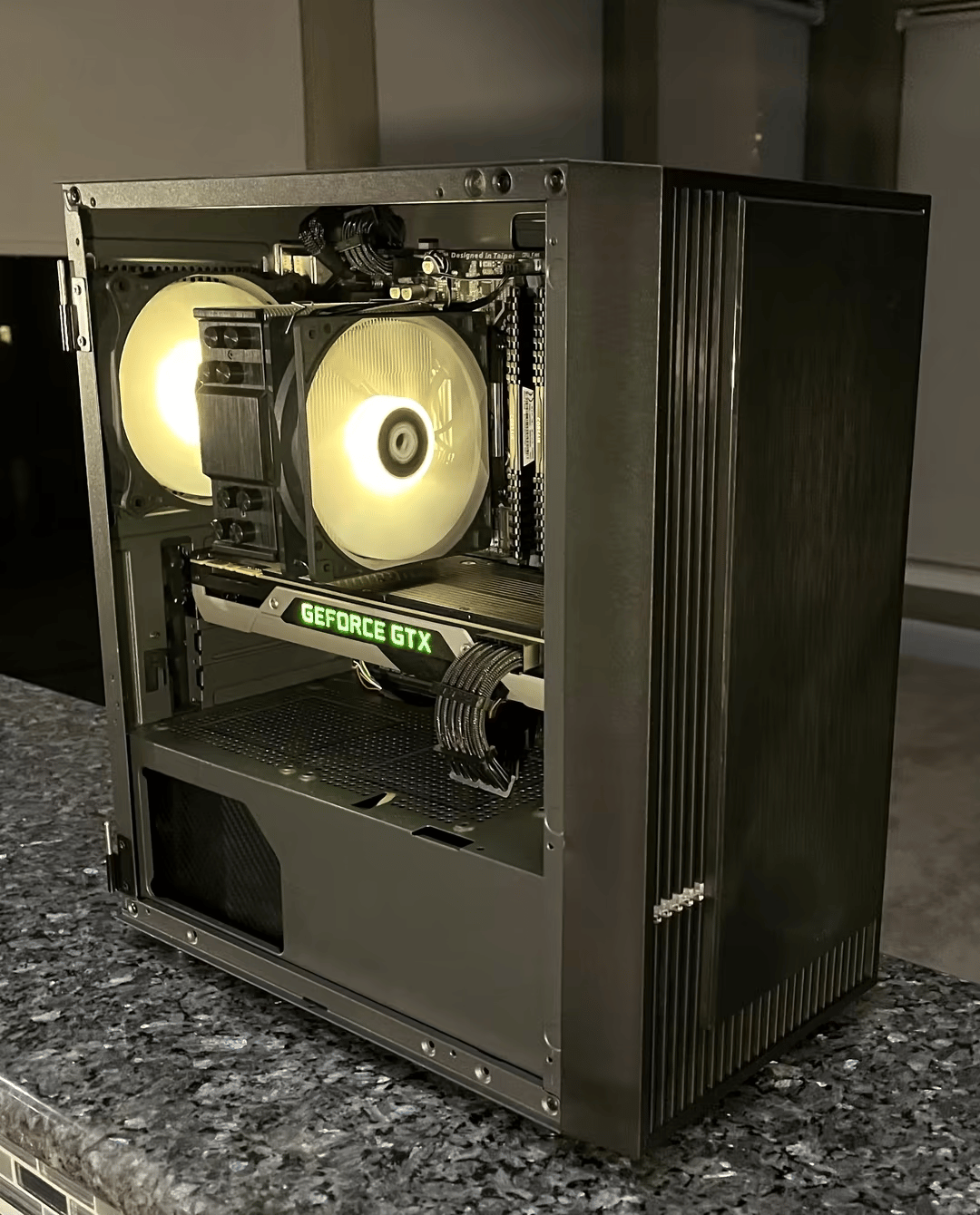 Carbon Compact// i5-9600k, GTX 970 4gb Budget Gaming PC