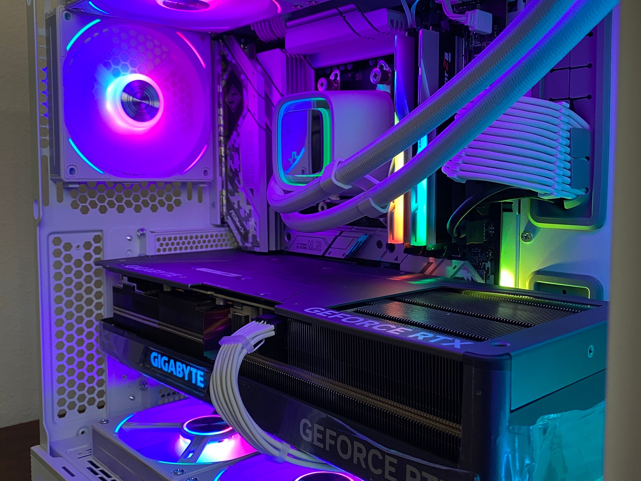 Manganese II Ryzen 7 7700X RTX 4080 32GB DDR5 6000 CL 30 2TB NVME 