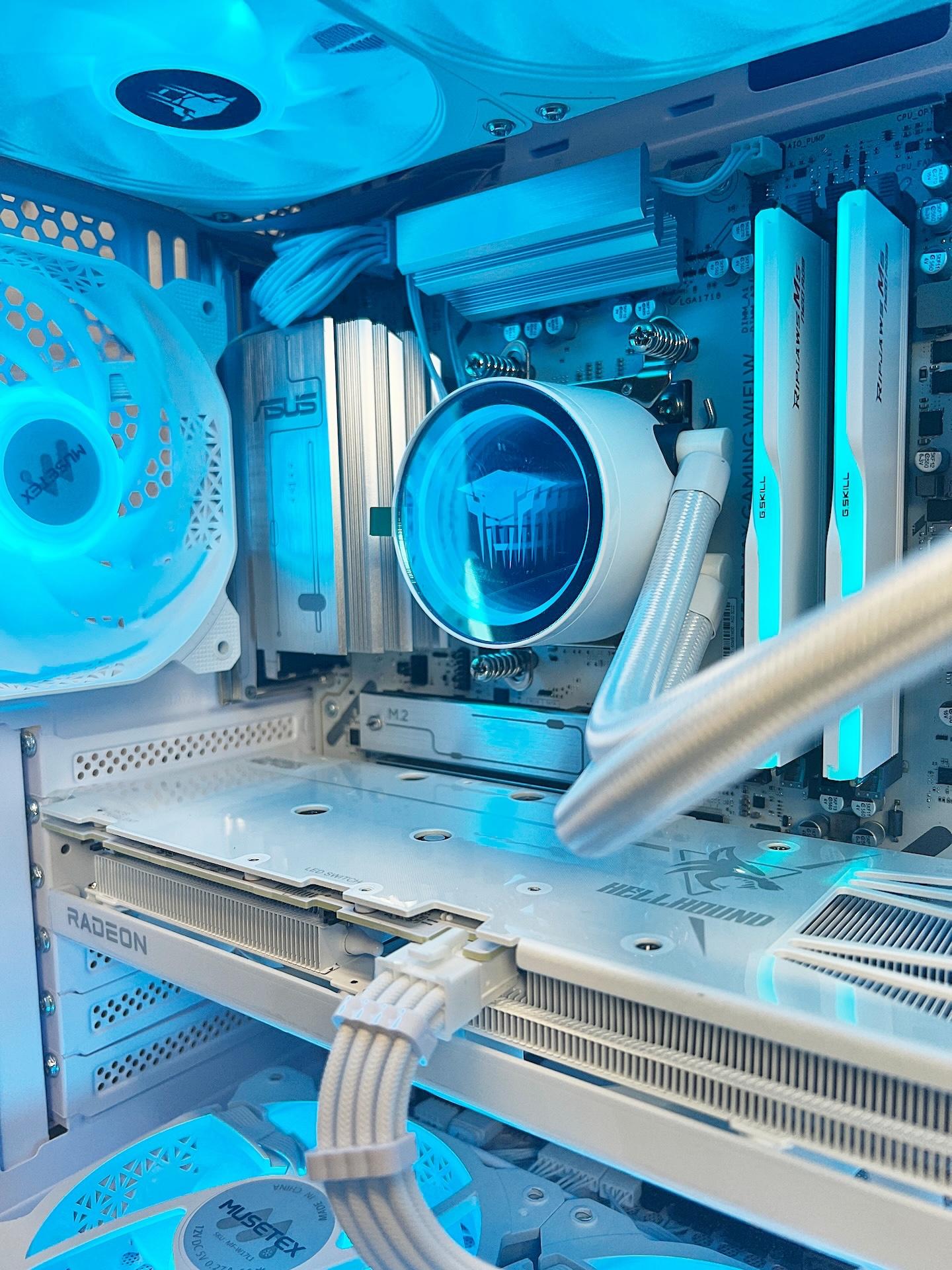 Liquid Cooled AMD RX 9060 XT 16GB Ryzen 8400F 16GB DDR5 1 TB M.2 Gaming PC