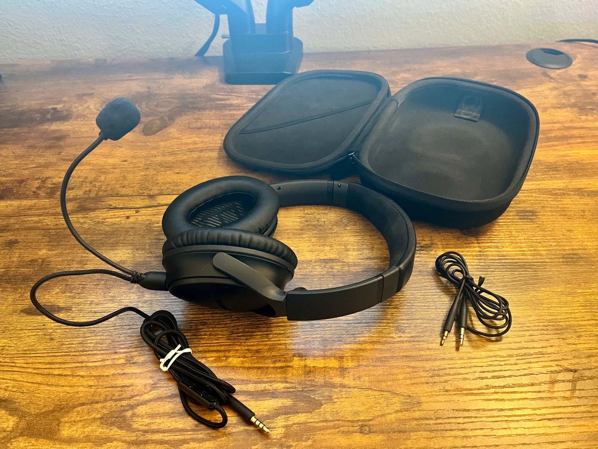 Bose QuietComfort 35 II Noise Cancelling Wireless Headphones + Headset Buddy ClearMic