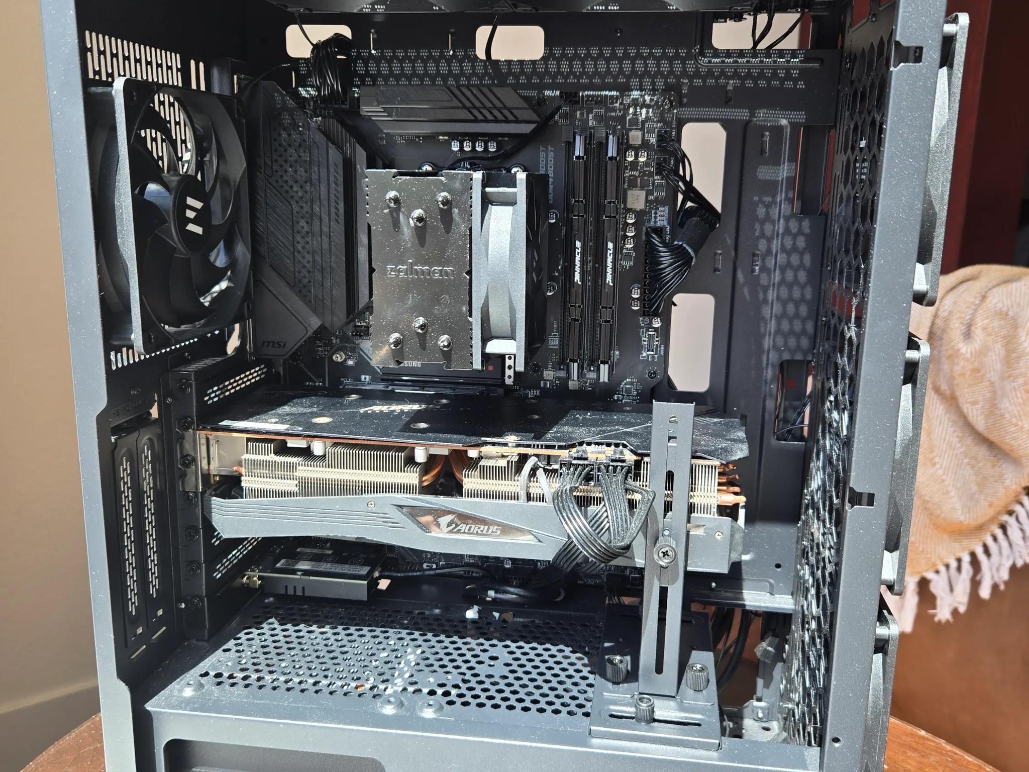 Gigabyte Aorus 5700xt, 32 gb ddR4, Samsung 980 1Tb SSD, Ryzen 7 3700x
