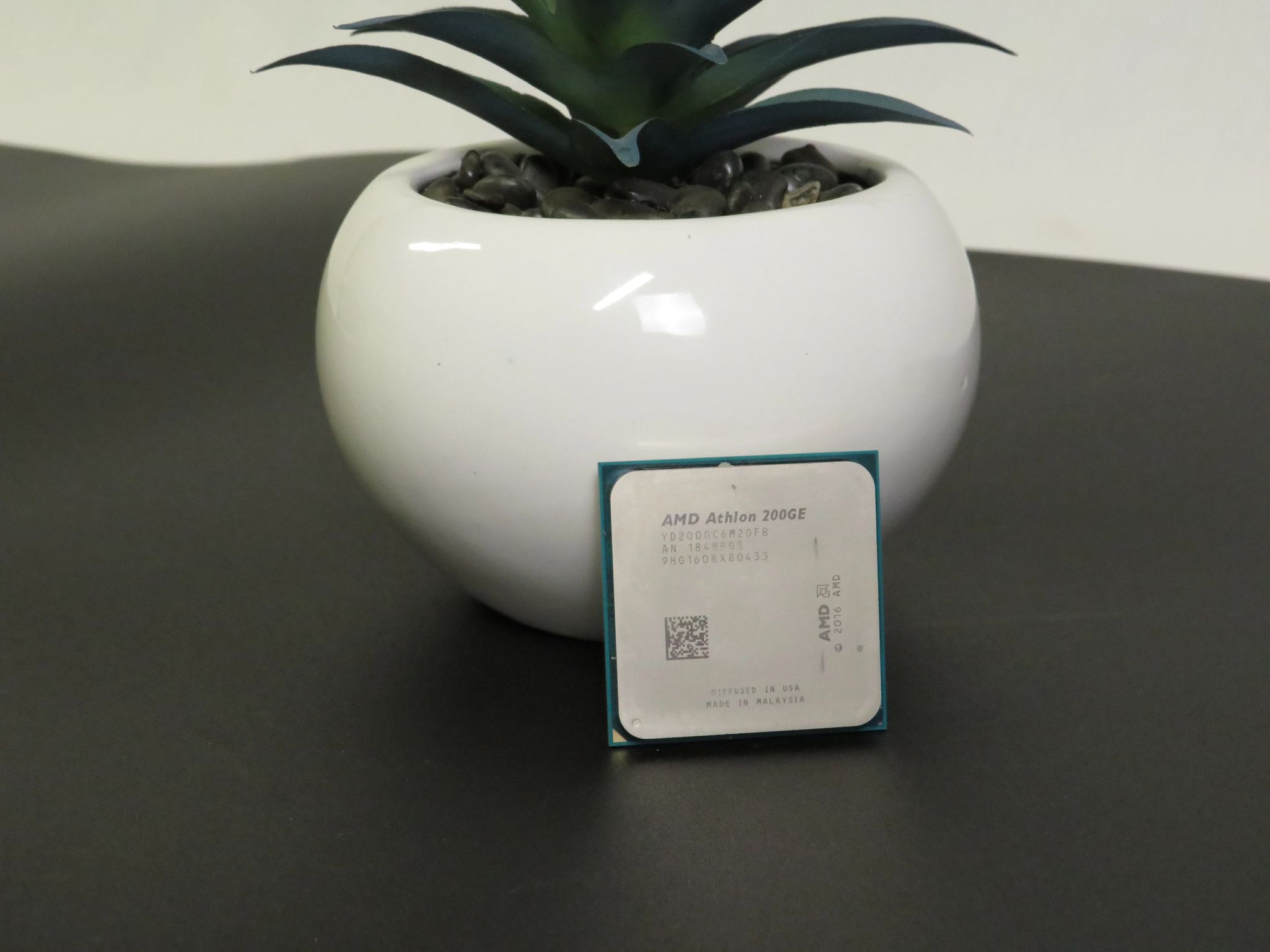 Used Athlon 200GE 2 Cores 4 threads AM4 w/integrated Raedon graphics