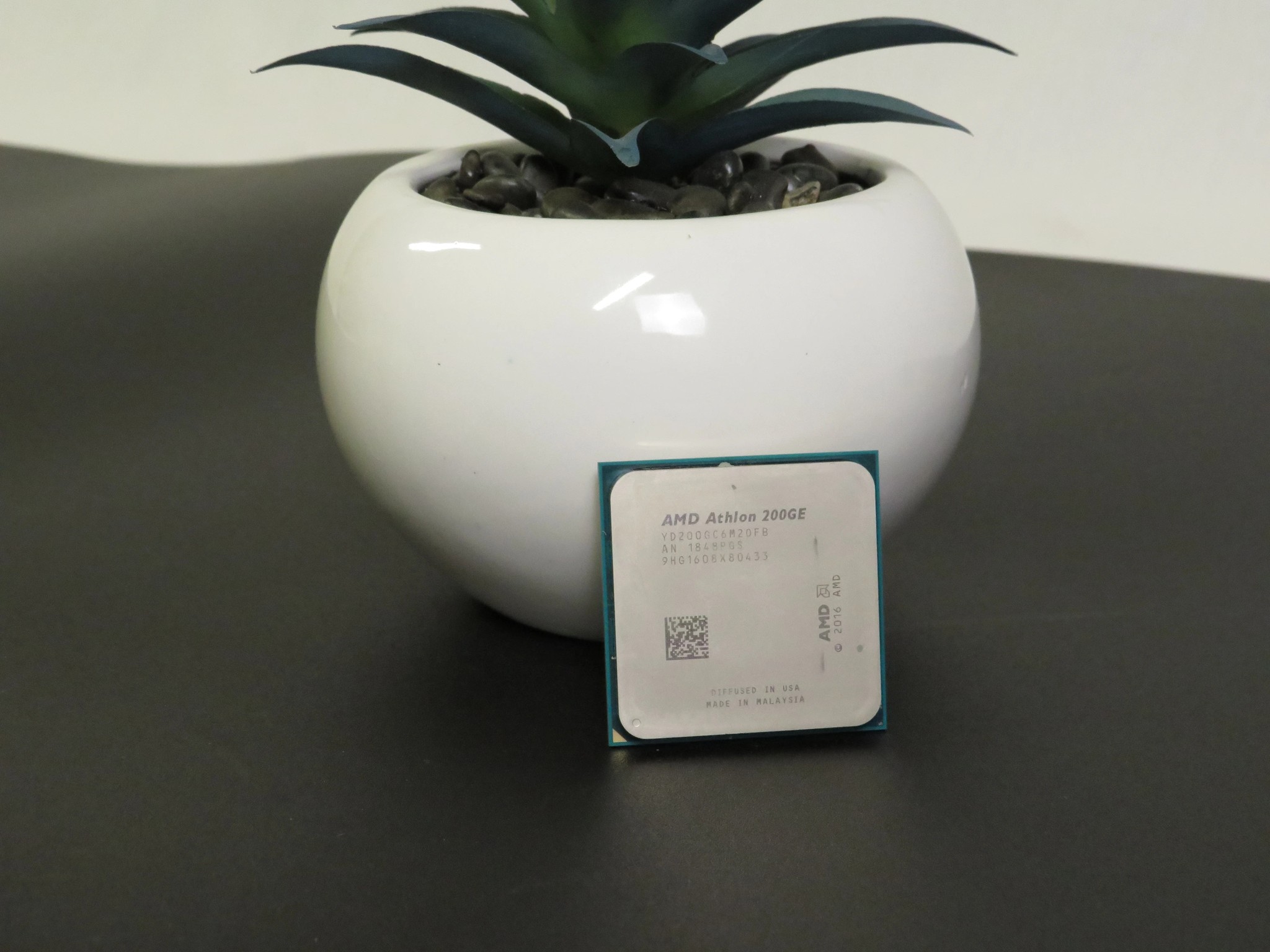 Used Athlon 200GE 2 Cores 4 threads AM4 w/integrated Raedon graphics