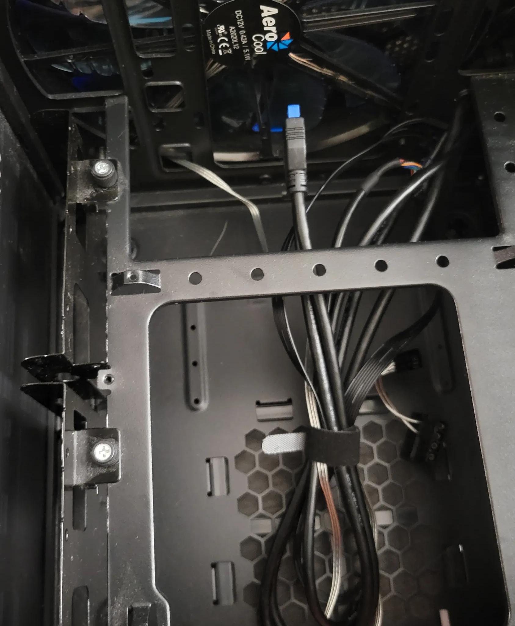 ThermalTake Mini-ITX Core V1 SPCC Case in black READ DESCRIPTION includes 200mm fan CA-1B8-00S1WN-00