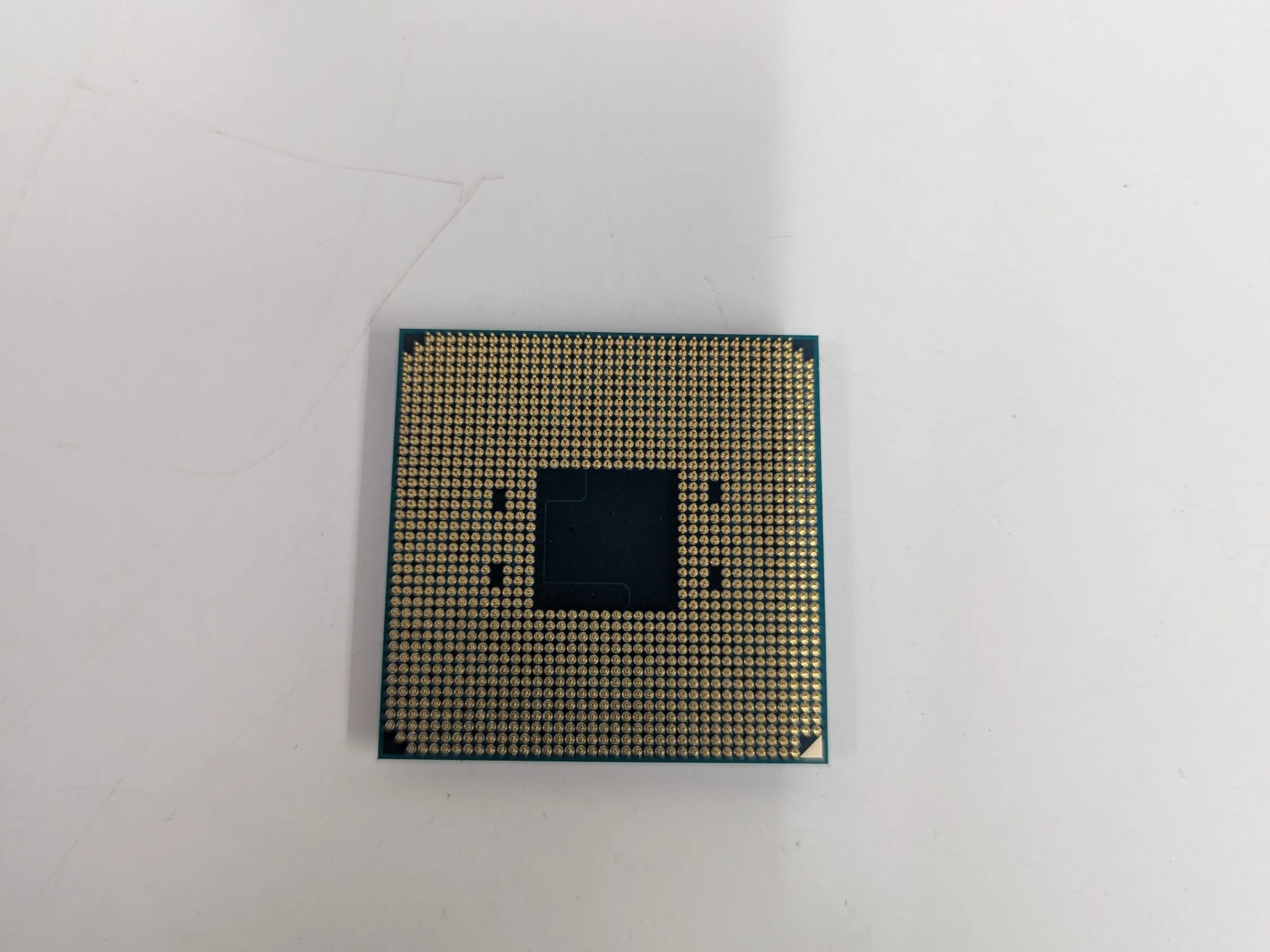🔹 AMD Ryzen 5 2400G | 4 Cores / 8 Threads | Vega 11 Graphics