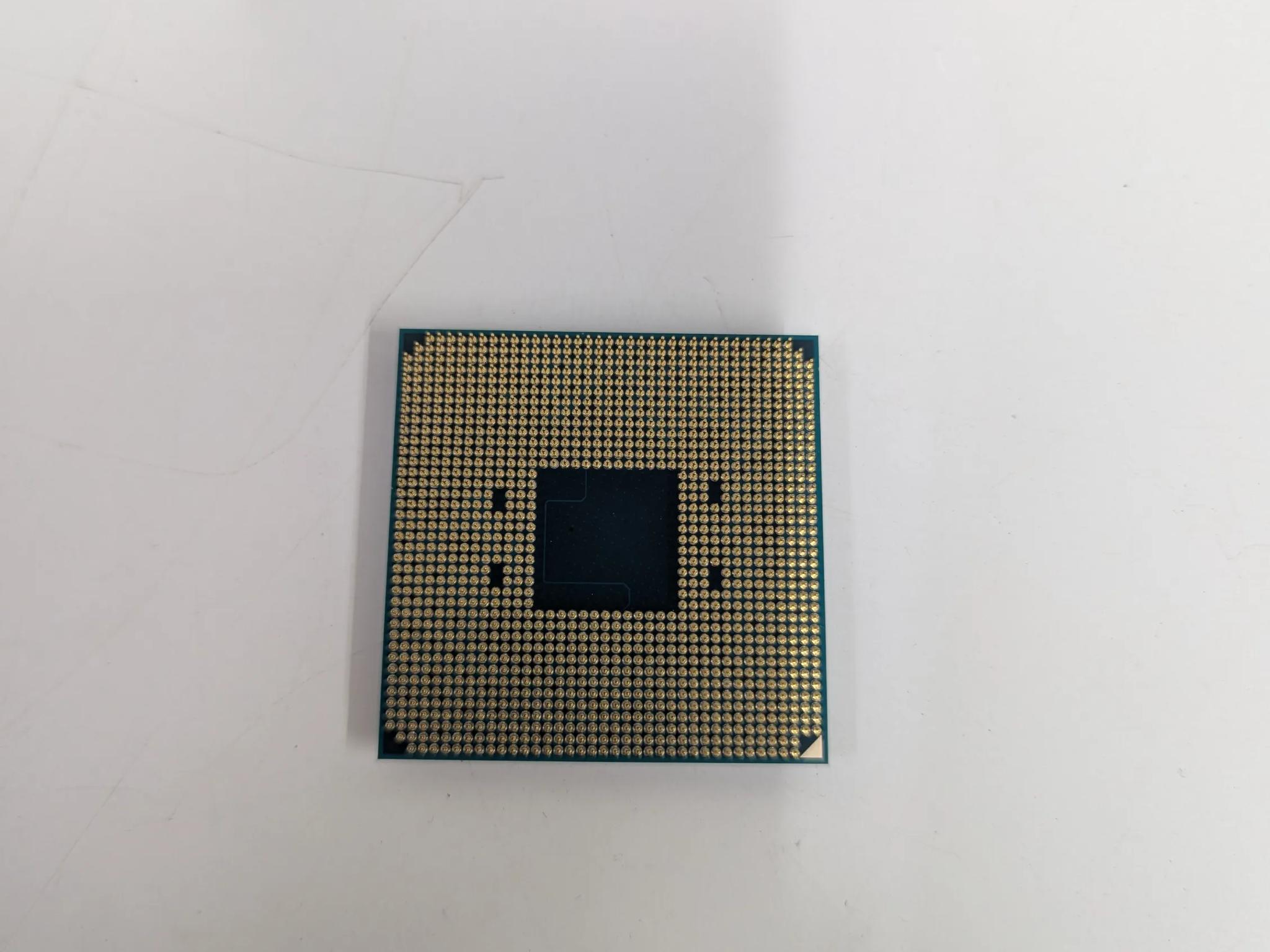 🔹 AMD Ryzen 5 2400G | 4 Cores / 8 Threads | Vega 11 Graphics