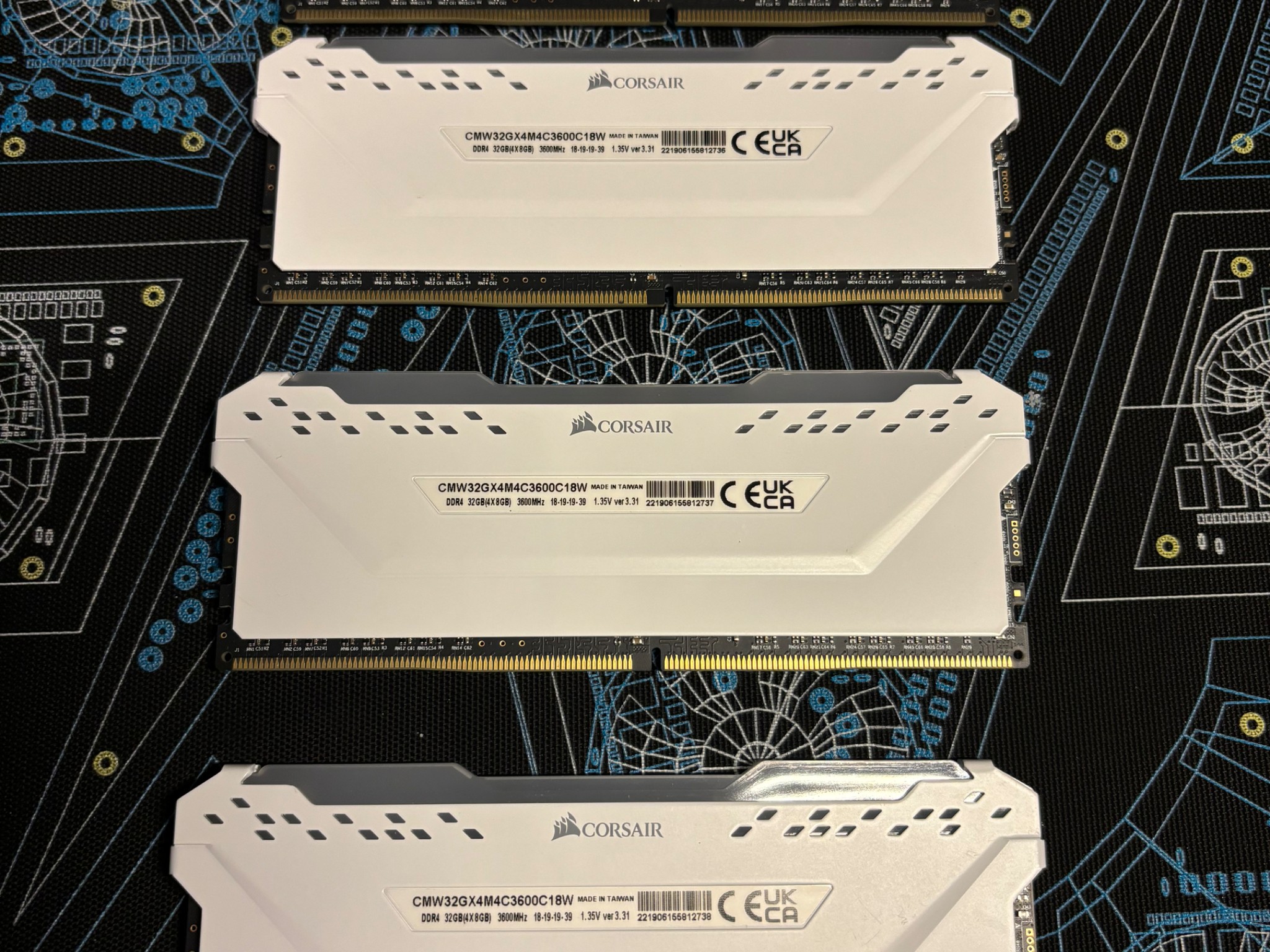 CORSAIR VENGEANCE PRO RGB 32GB 3600MHz CL18 (WHITE)