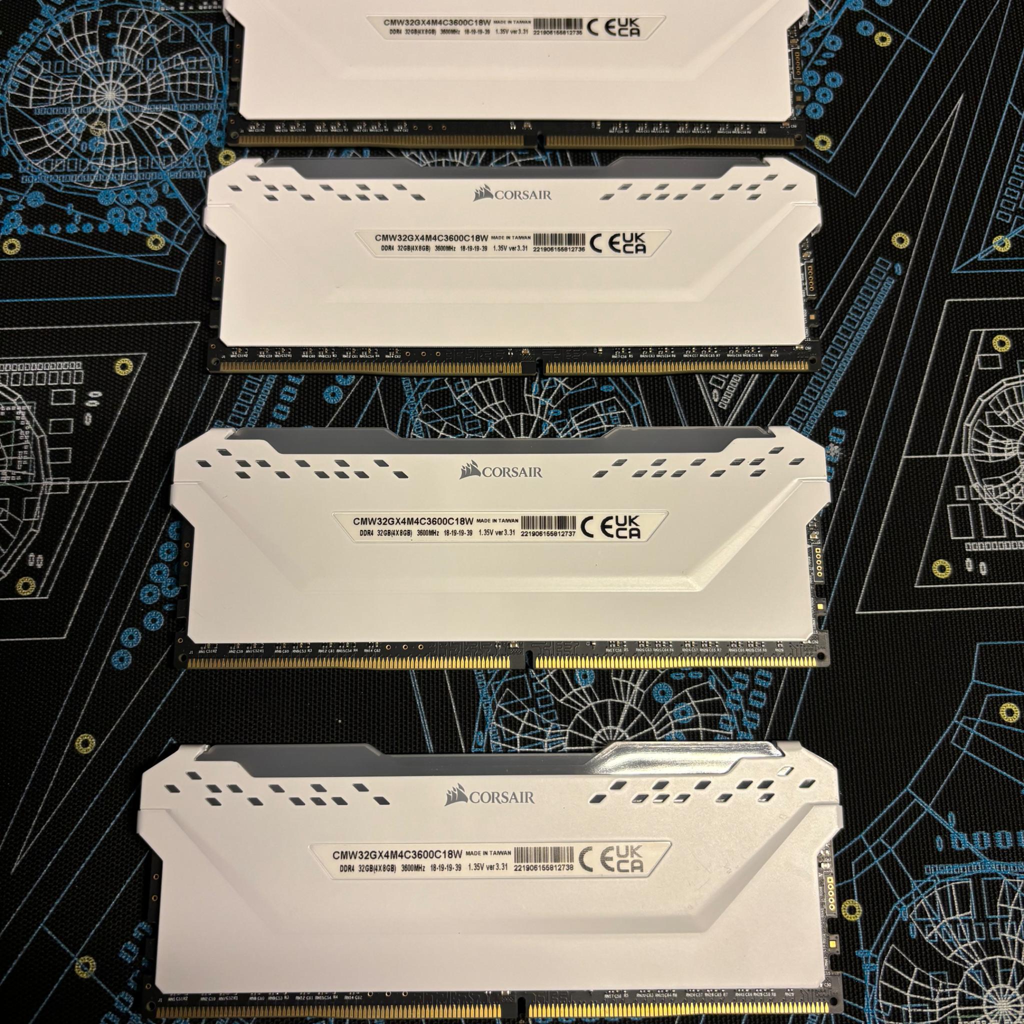 CORSAIR VENGEANCE PRO RGB 32GB 3600MHz CL18 (WHITE)