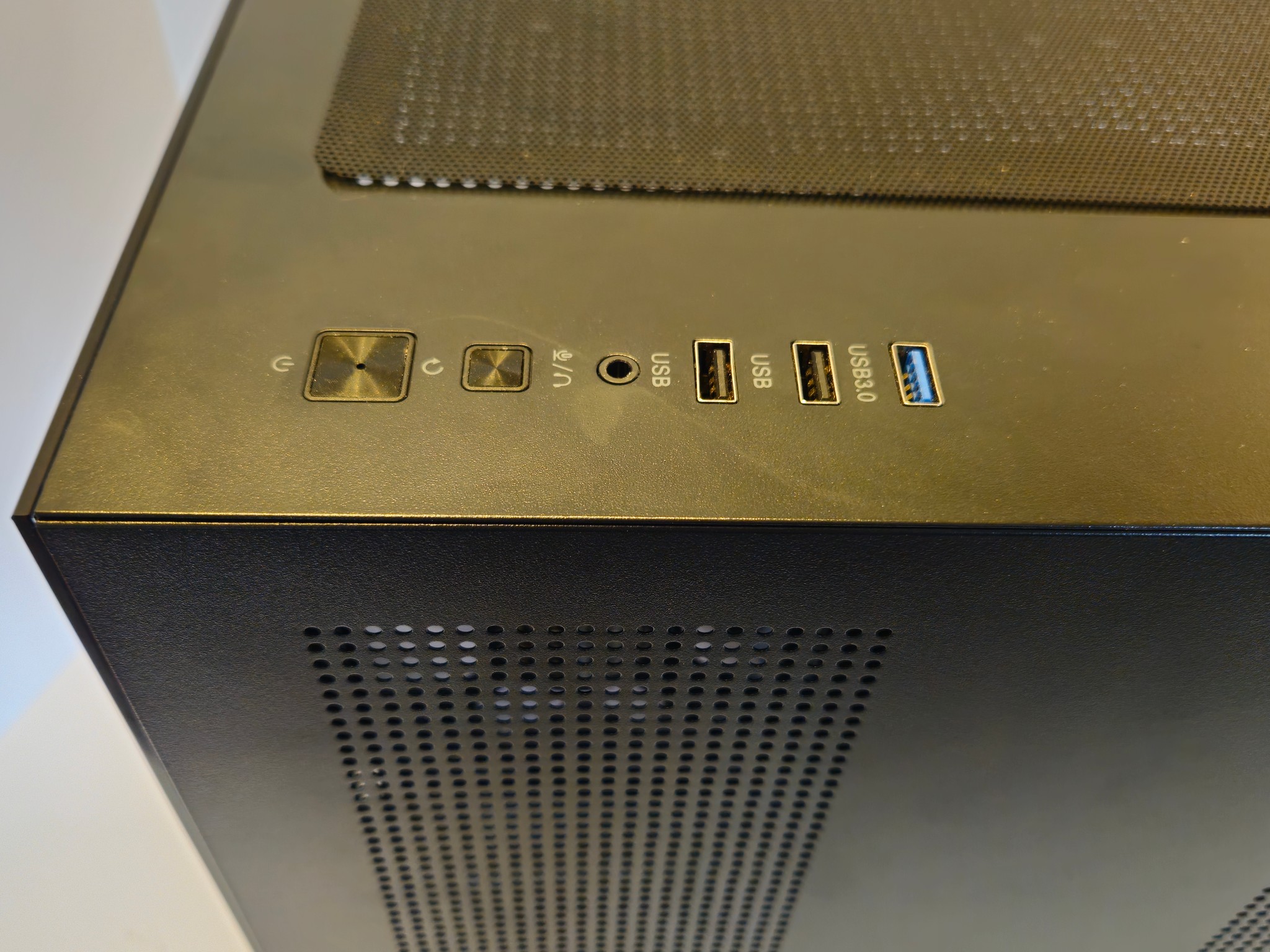 Budget 14-Core Xeon Gaming PC w/ RX 580 8GB & Fish-Tank Case
