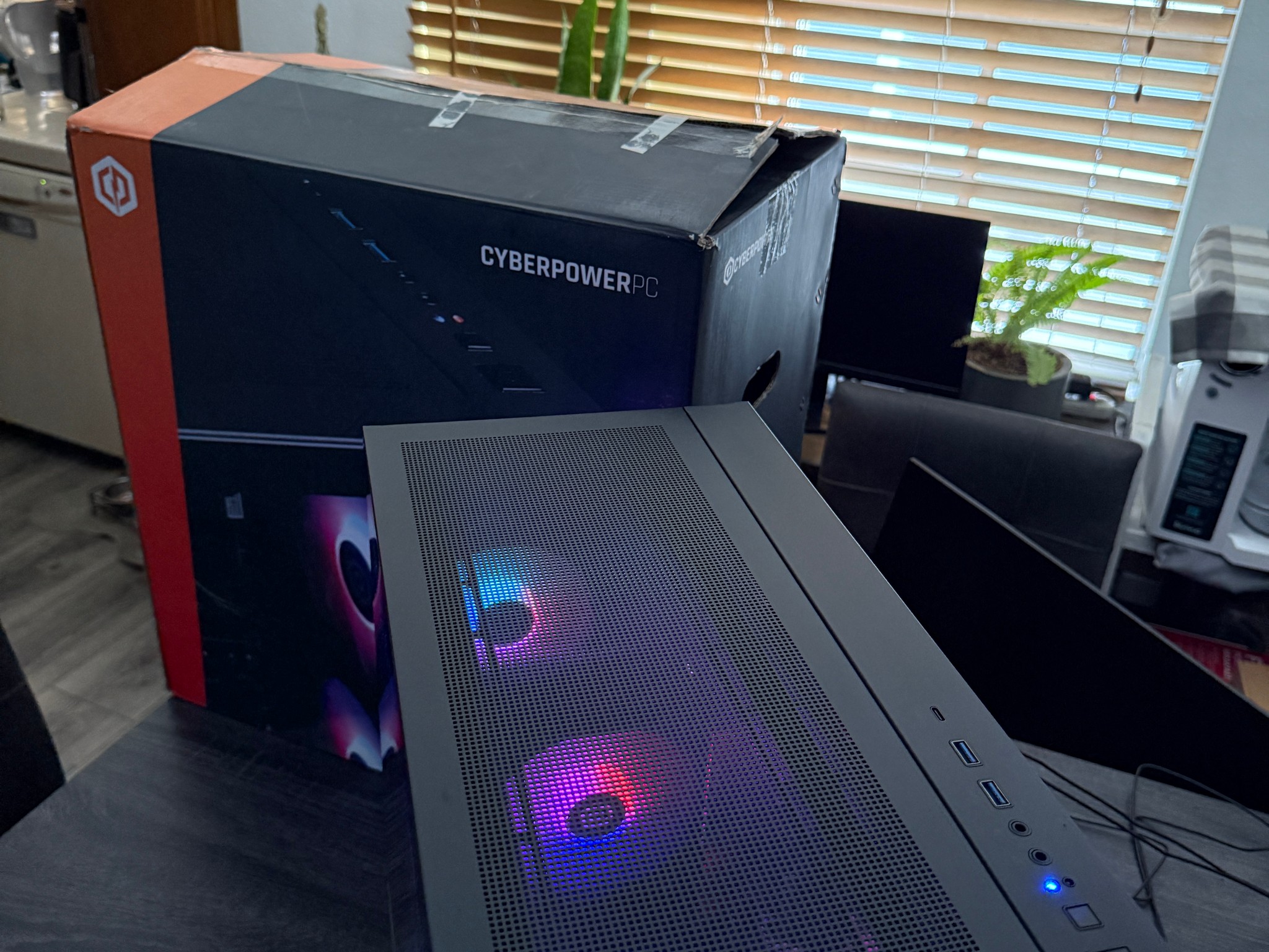 Cyberpower PC RTX 4060 Ti 8gb - Ryzen 7 8700F 4.1 GHz 16 gb DDR5 ram