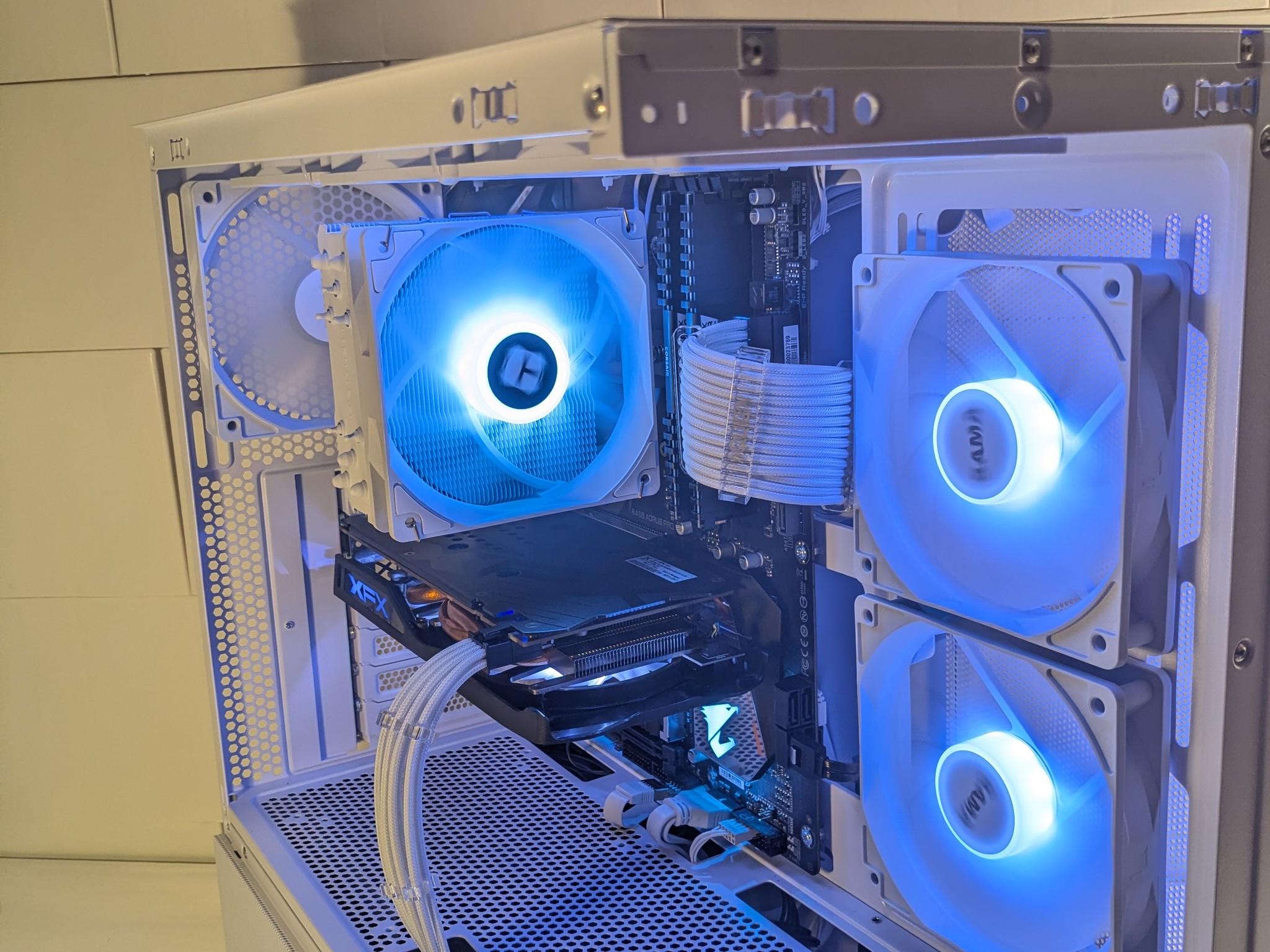 White Gaming PC Ryzen 5 1600x, XFX RS 480 8GB, 16GB DDR4 RAM