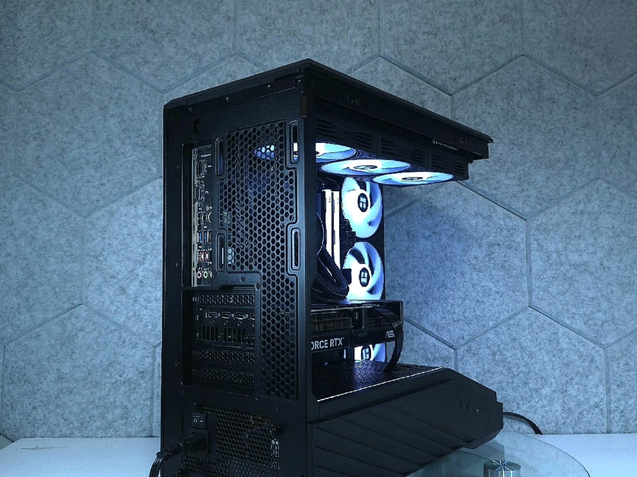 ASUS RTX 5070 🖤 Ryzen 7 9800X3D