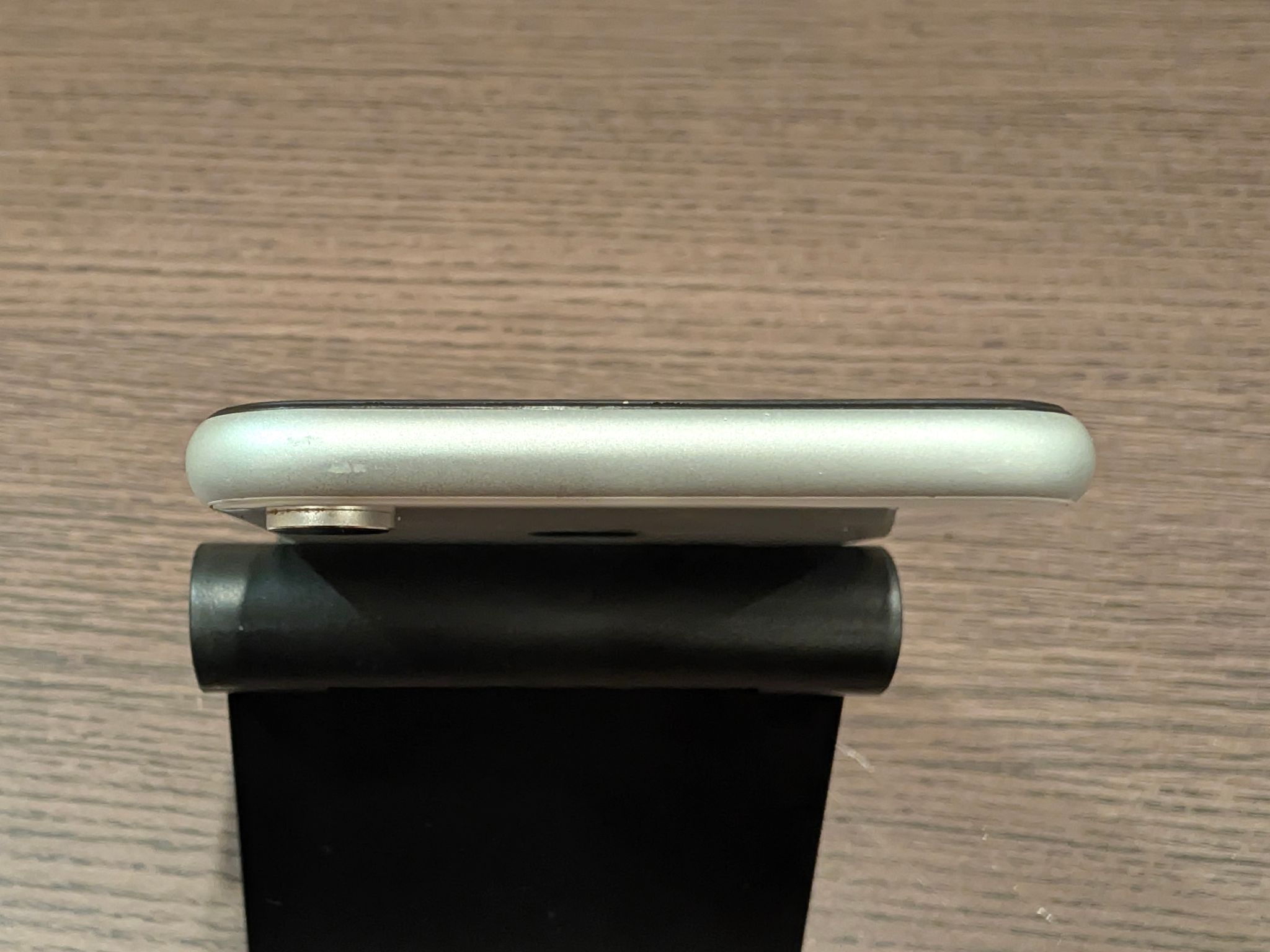 Apple iPhone XR A1984 64GB White LOCKED AT&T