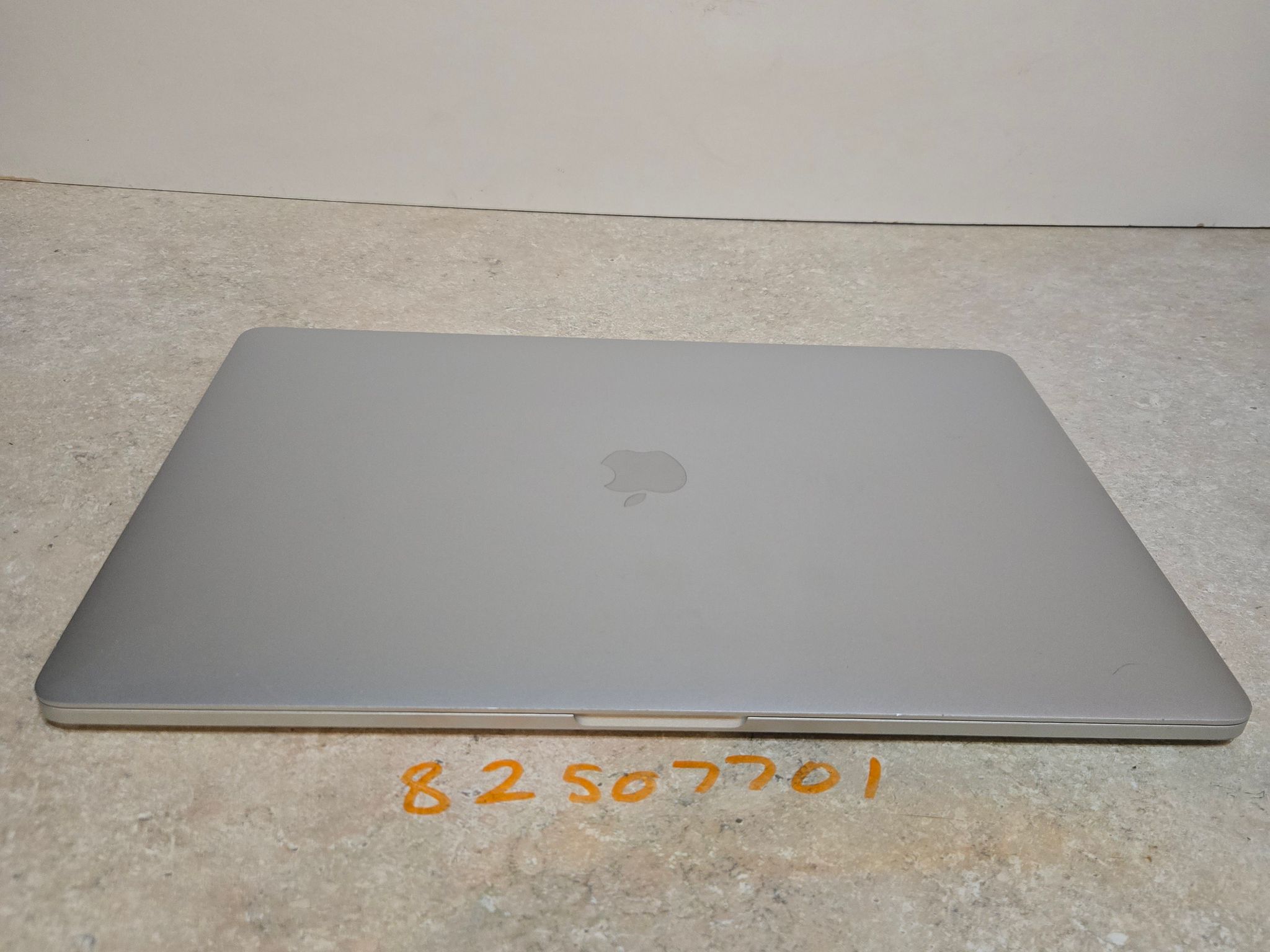 Apple Macbook Pro 15 inch Laptop - 2018 - intel i7 - 512GB SSD - Model A1990