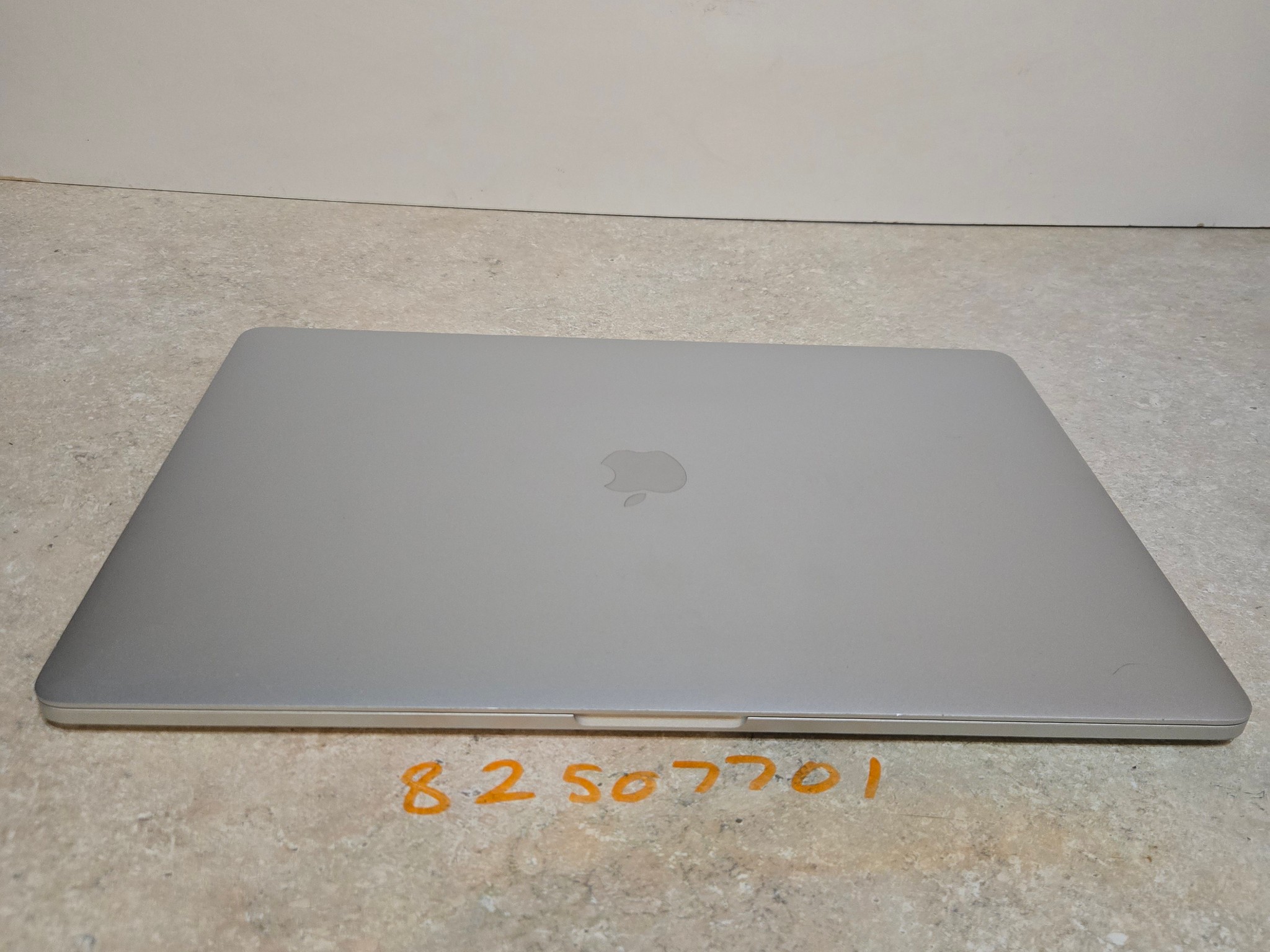 Apple Macbook Pro 15 inch Laptop - 2018 - intel i7 - 512GB SSD - Model A1990