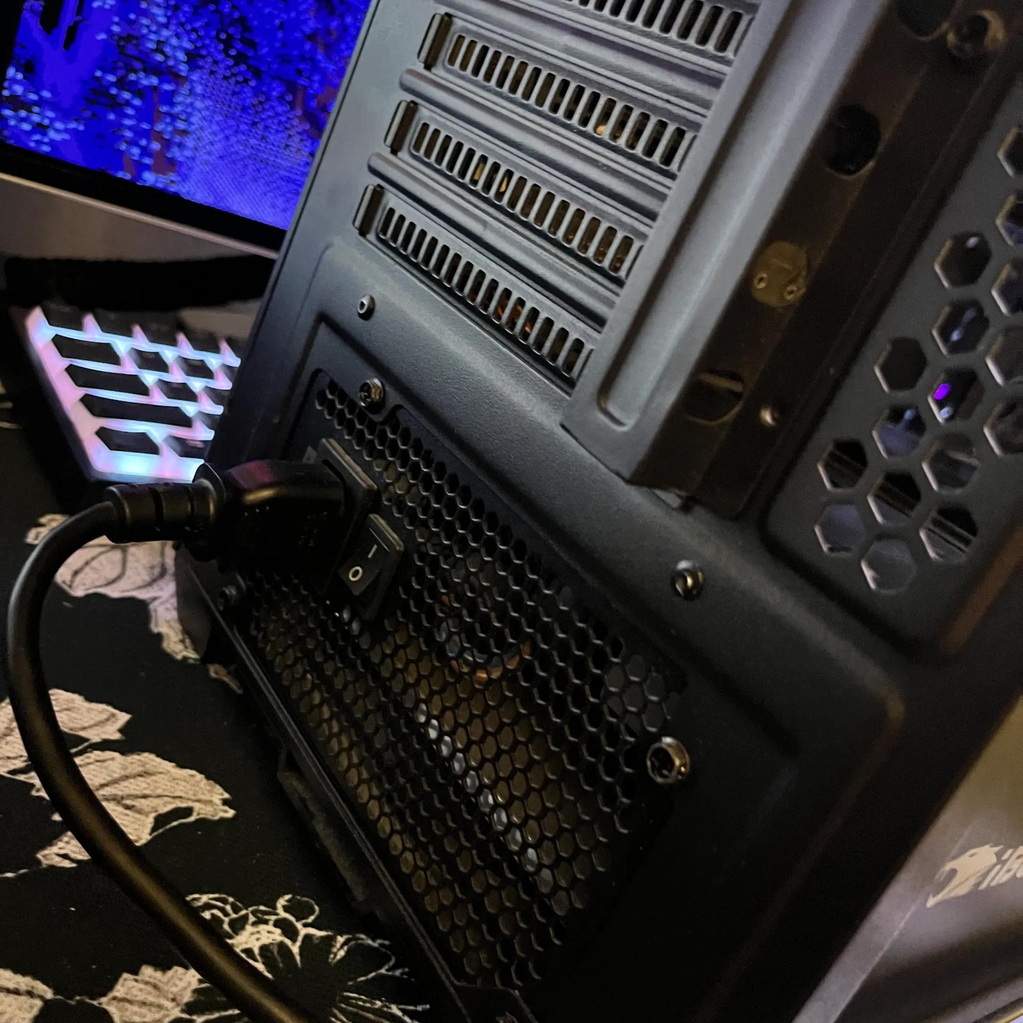 NVIDIA GeForce GTX 1080 // Intel i7-8700K // Liquid Cooled // 16 GB Ram // 1TB SSD