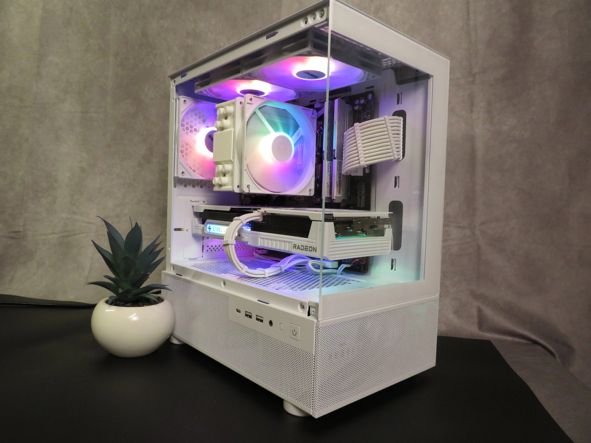 RX 9060 XT in White! Ryzen 5 5600X + ASRock Steel Legend RX 9060XT + 32 GB DDR4 + 1 TB NVME
