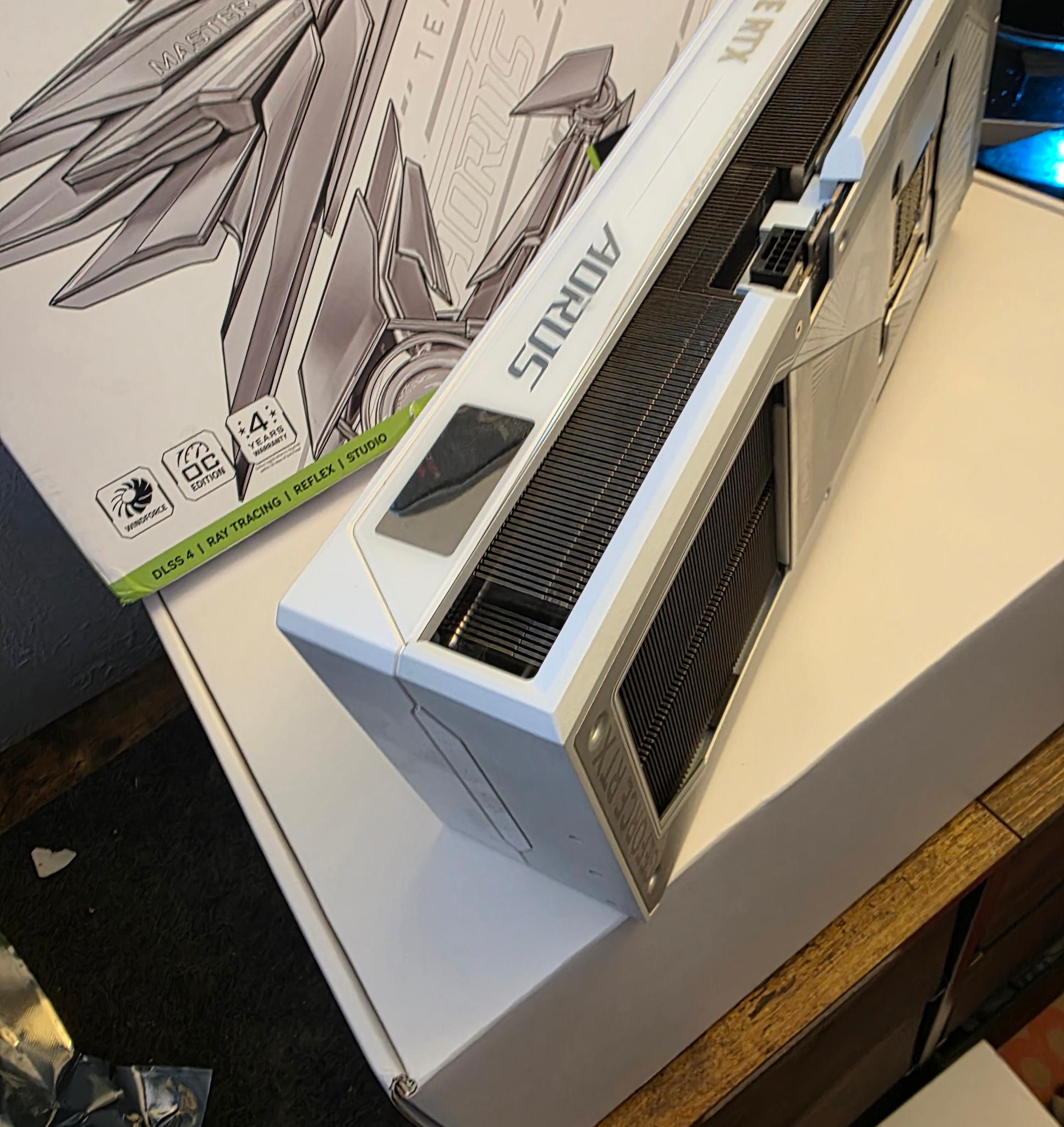 GIGABYTE AORUS GeForce RTX 5090 MASTER ICE 32G