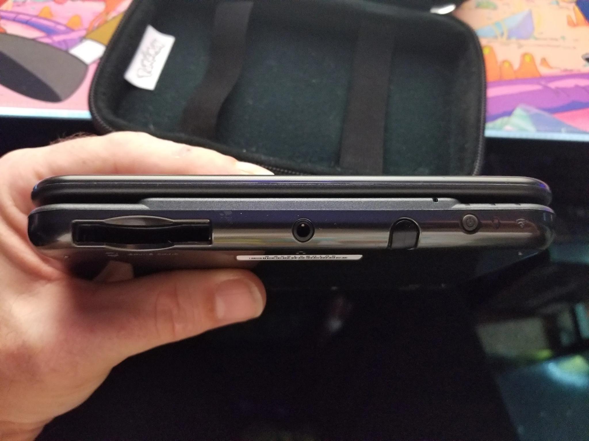 Fully Modded Nintendo New 3DS XL 4GB Handheld Gaming System W carrying case and 200 games installed.