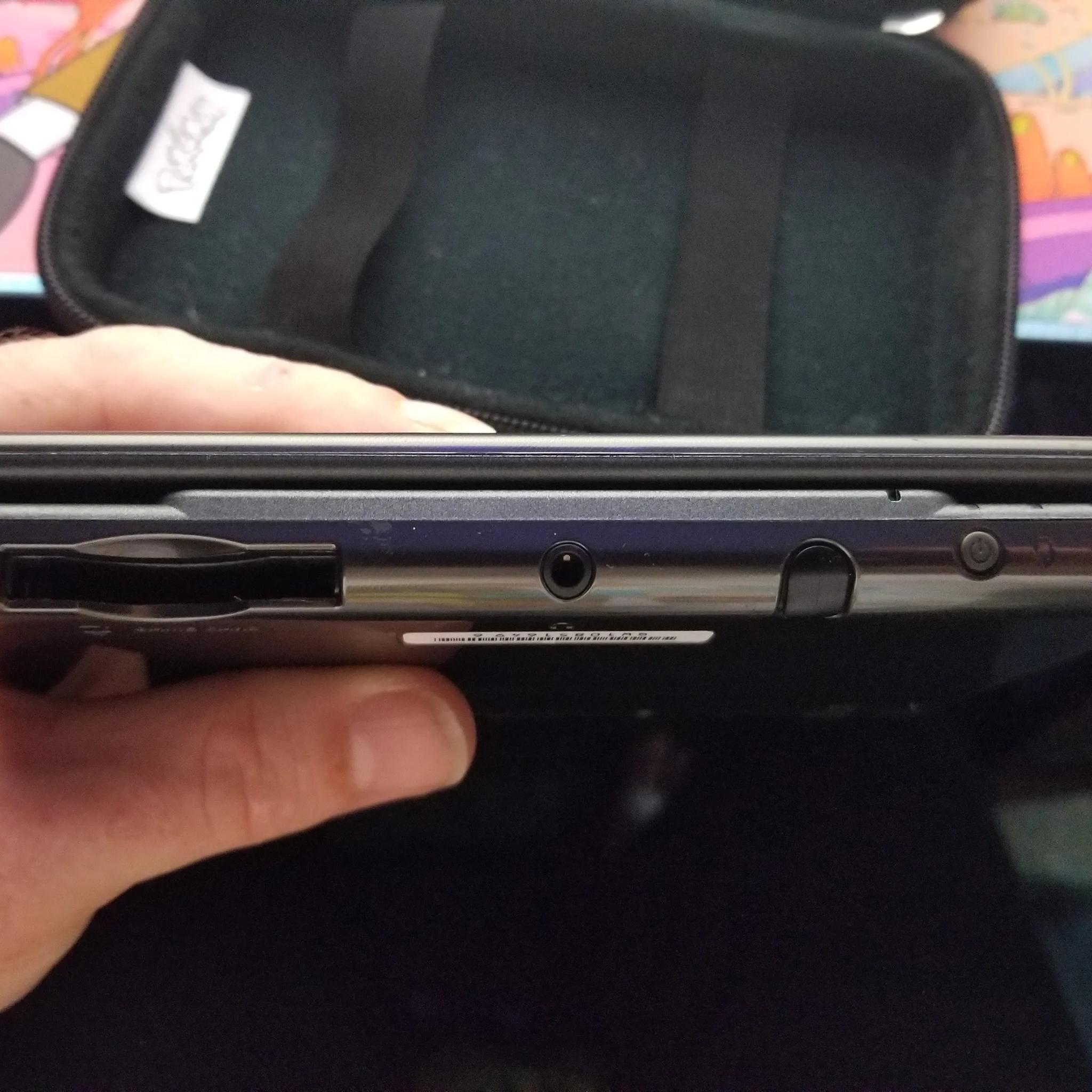 Fully Modded Nintendo New 3DS XL 4GB Handheld Gaming System W carrying case and 200 games installed.