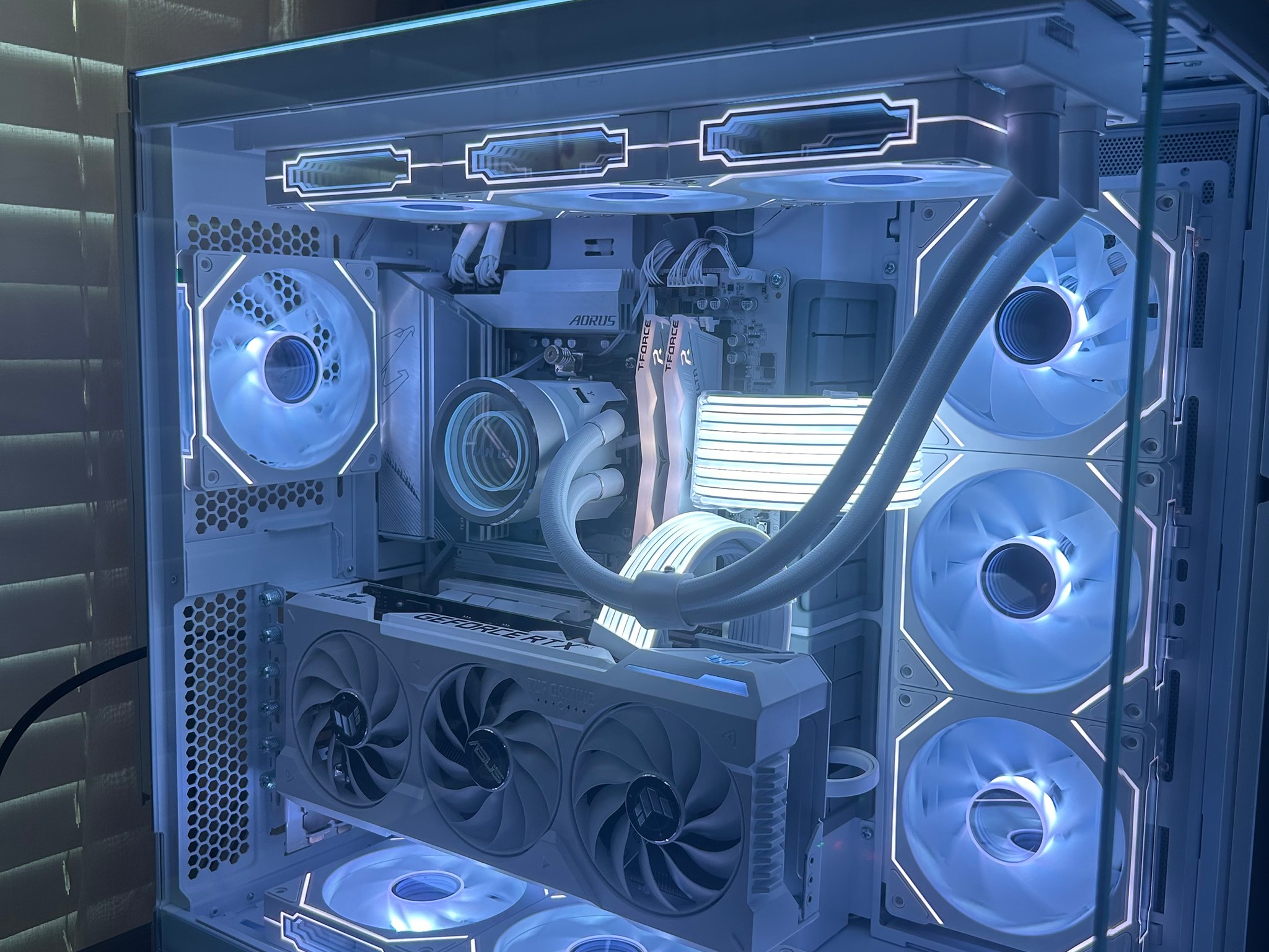 4070 ti super, 7900x, 32GB ram, 2TB Nvme, lian li all white pc build