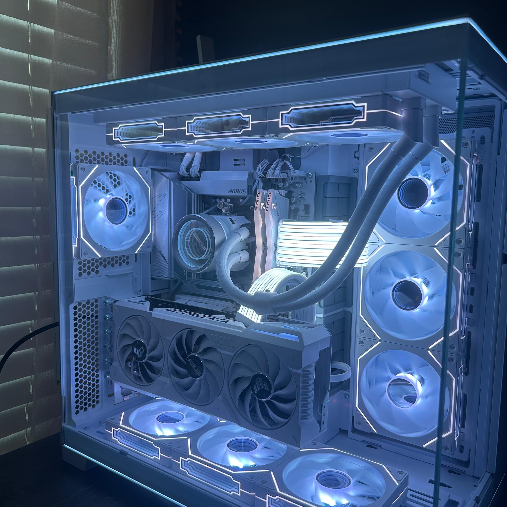 4070 ti super, 7900x, 32GB ram, 2TB Nvme, lian li all white pc build