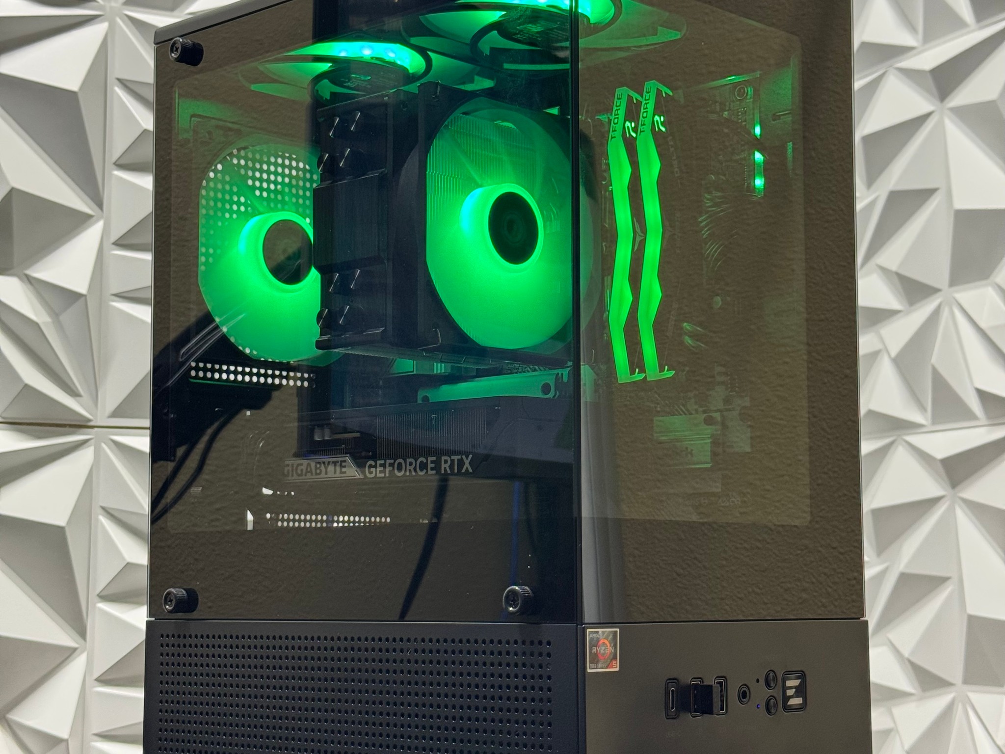 RTX 5060 / Ryzen 5 7600x / 16GB 6000MHz DDR5 / 500GB P310 Crucial ssd / windows 11 pro