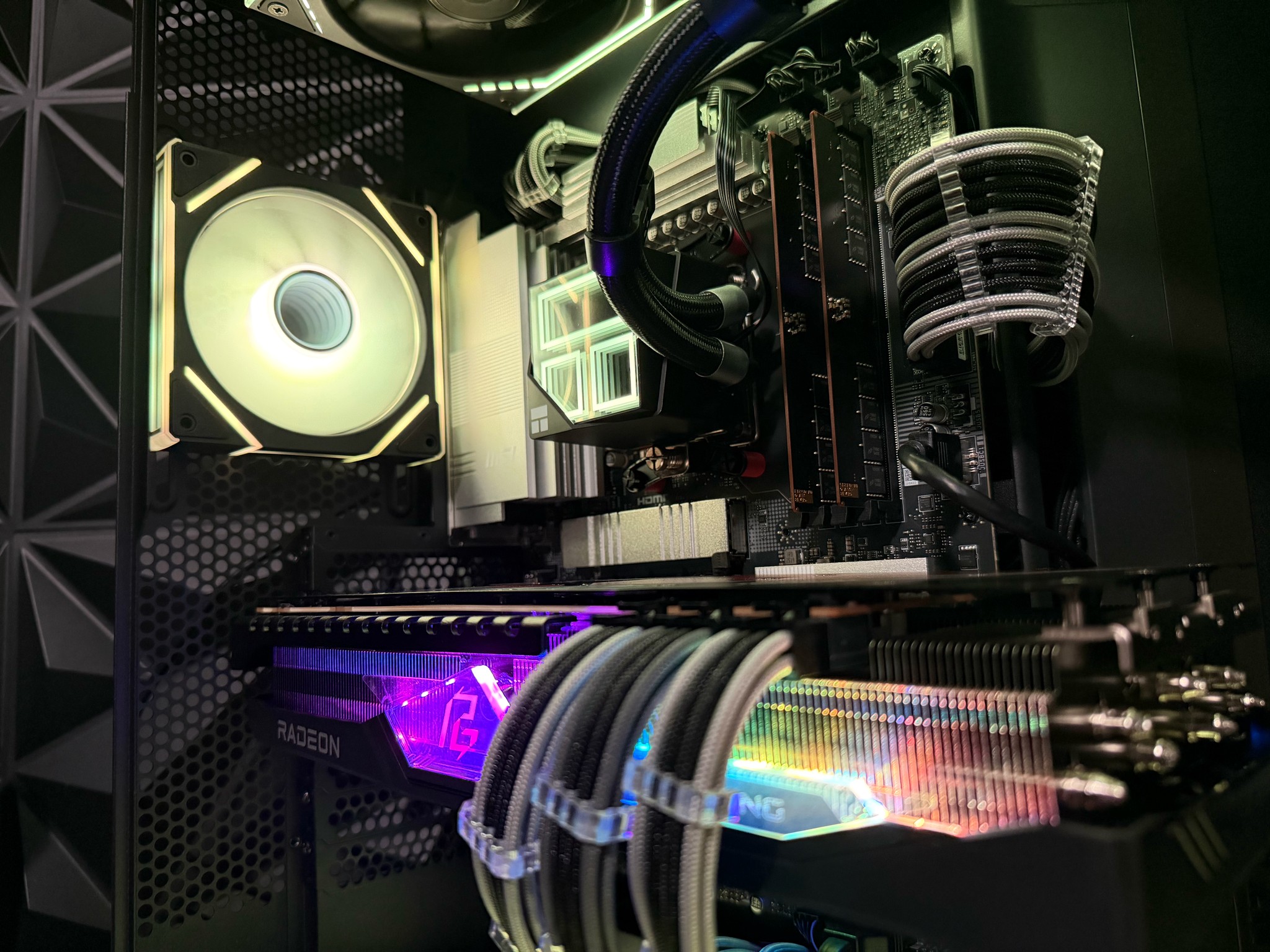 🌌⚡ NEON FLOW ⚡🌌Ryzen 9 9900X| RX 7900 XTX 24 GB | 64 GB DDR5| 4 TB NVMe| 1000W PSU