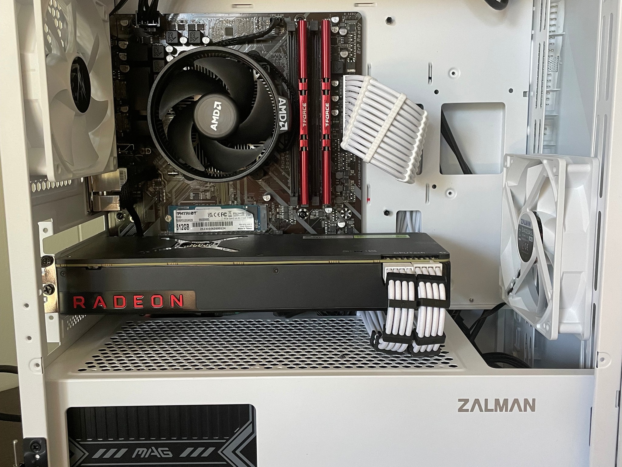 White Ryzen 7 Vega 64 gaming pc