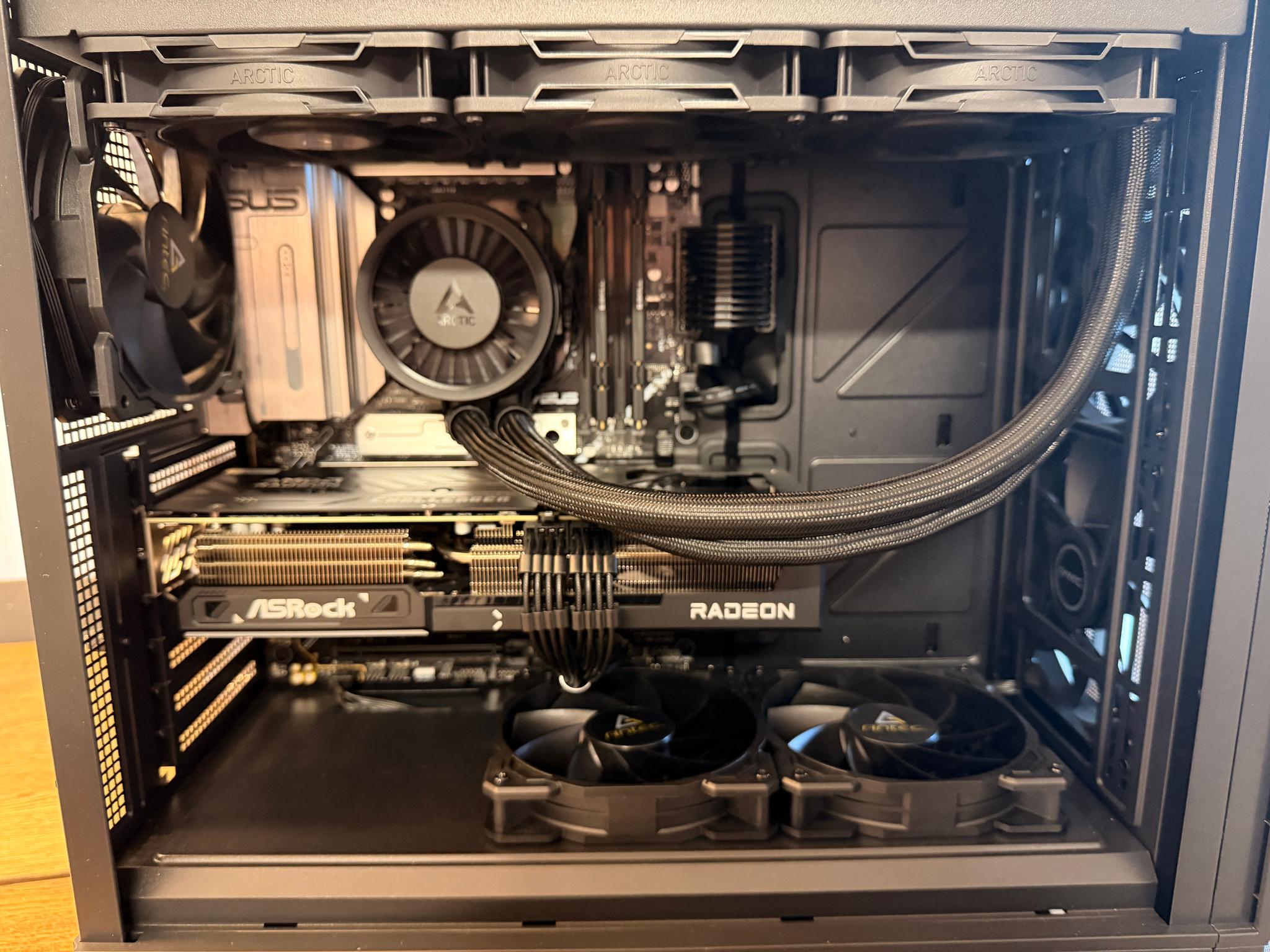 The Dark Knight – Sleeper High-End Gaming PC | 9850X3D | RX 9070 XT | WiFi 7 | No RGB