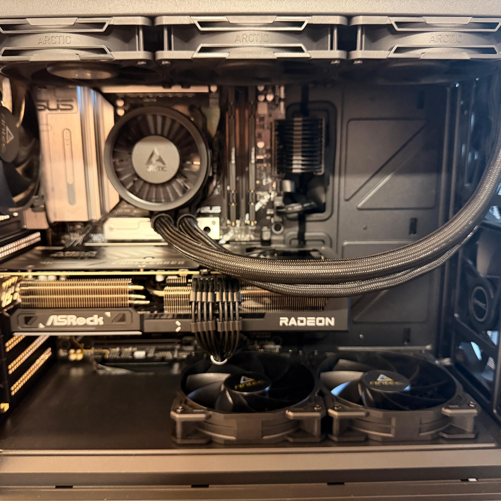 The Dark Knight – Sleeper High-End Gaming PC | 9850X3D | RX 9070 XT | WiFi 7 | No RGB