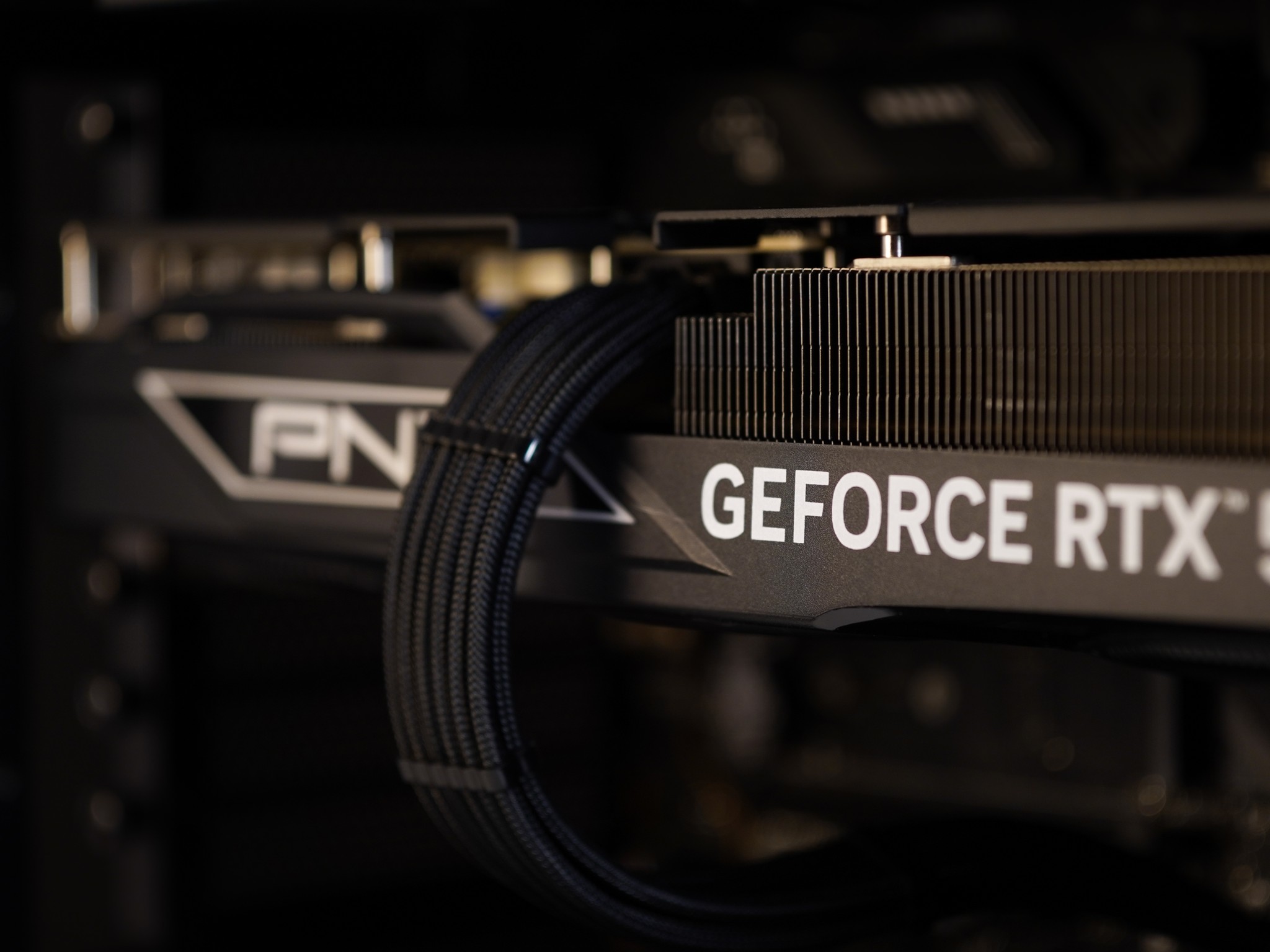 Graphite | 32 dBA | High end Gaming PC | RTX 5080 | Ryzen 9700X | 64GB DDR5 | 4TB NVMe |