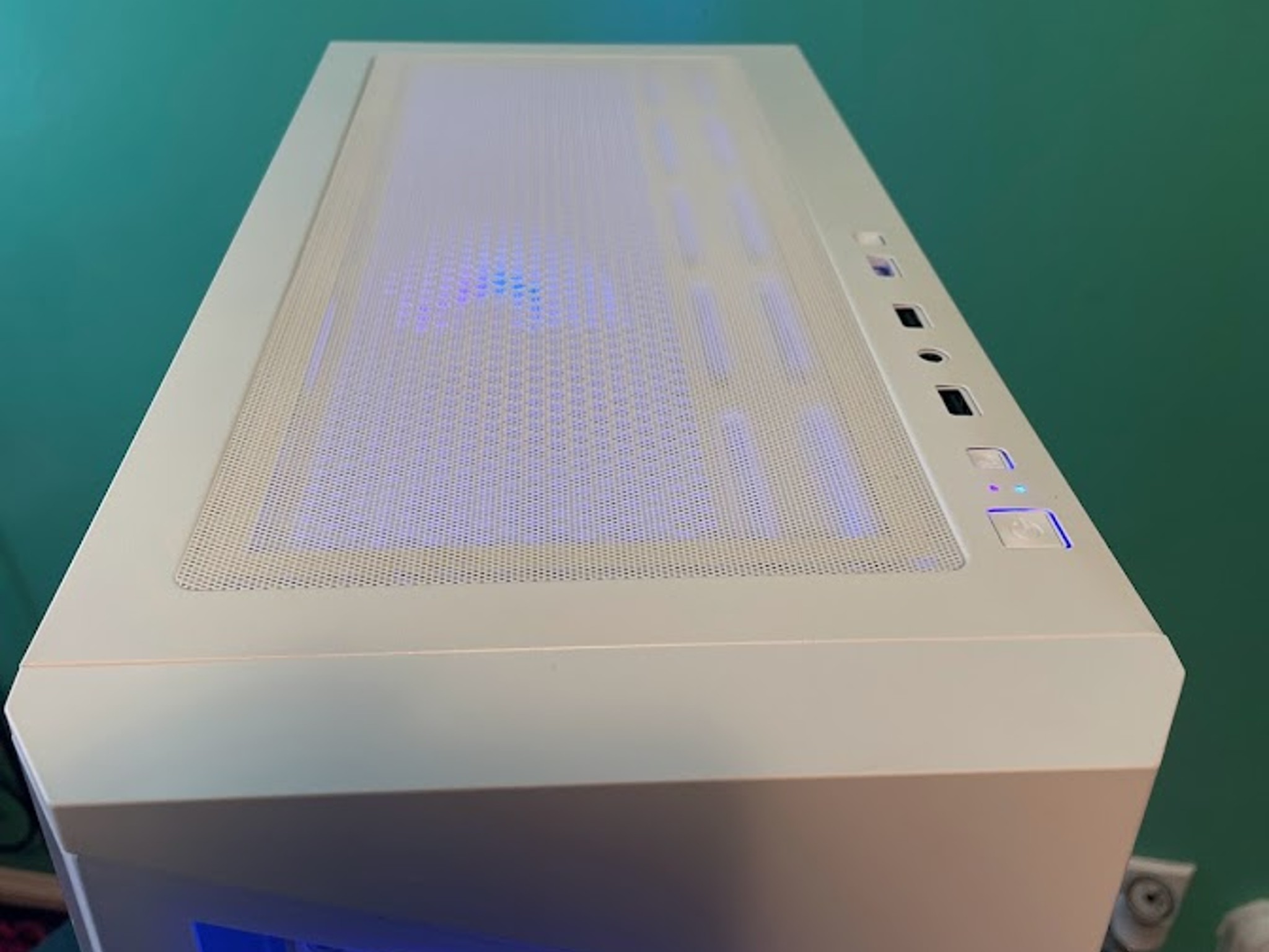 RGB White Gaming PC| Intel i5 / Amd RX580 / 8GB / 1TB Win 10 Pro WiFi