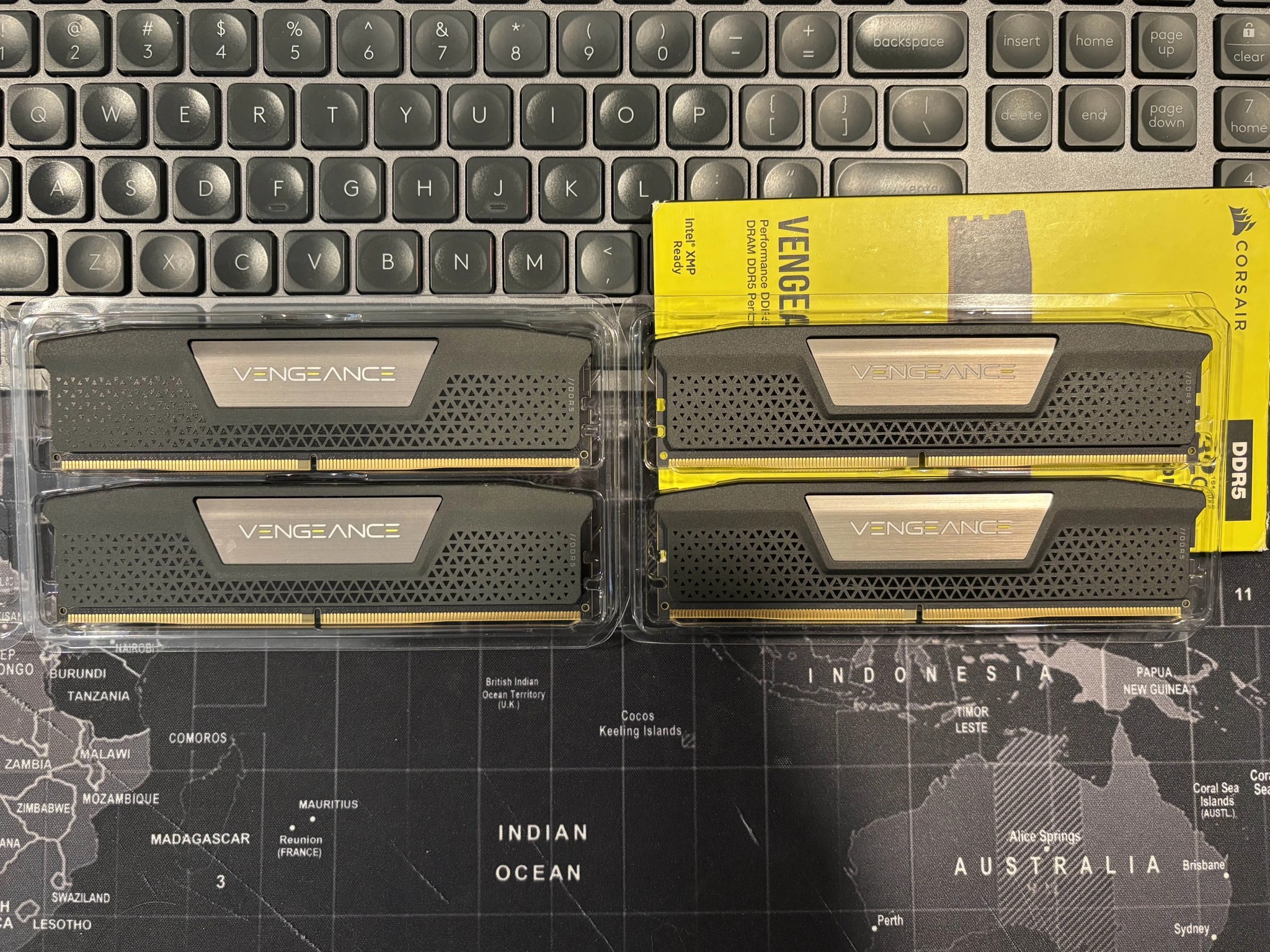 32GB (2x16GB) CORSAIR VENGEANCE DDR5 RAM 4800MHz  - Black (CMK32GX5M2A4800C40)