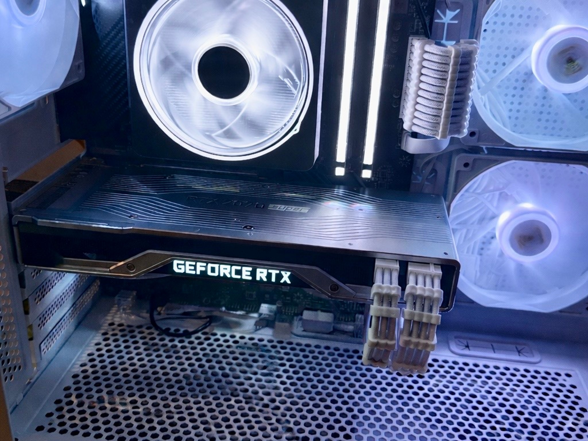 Ryzen 7 3700x | 2070 Super FE | 16 GB Ram 500GB NVME SSD WHITE OUT Mid Tier Gaming PC