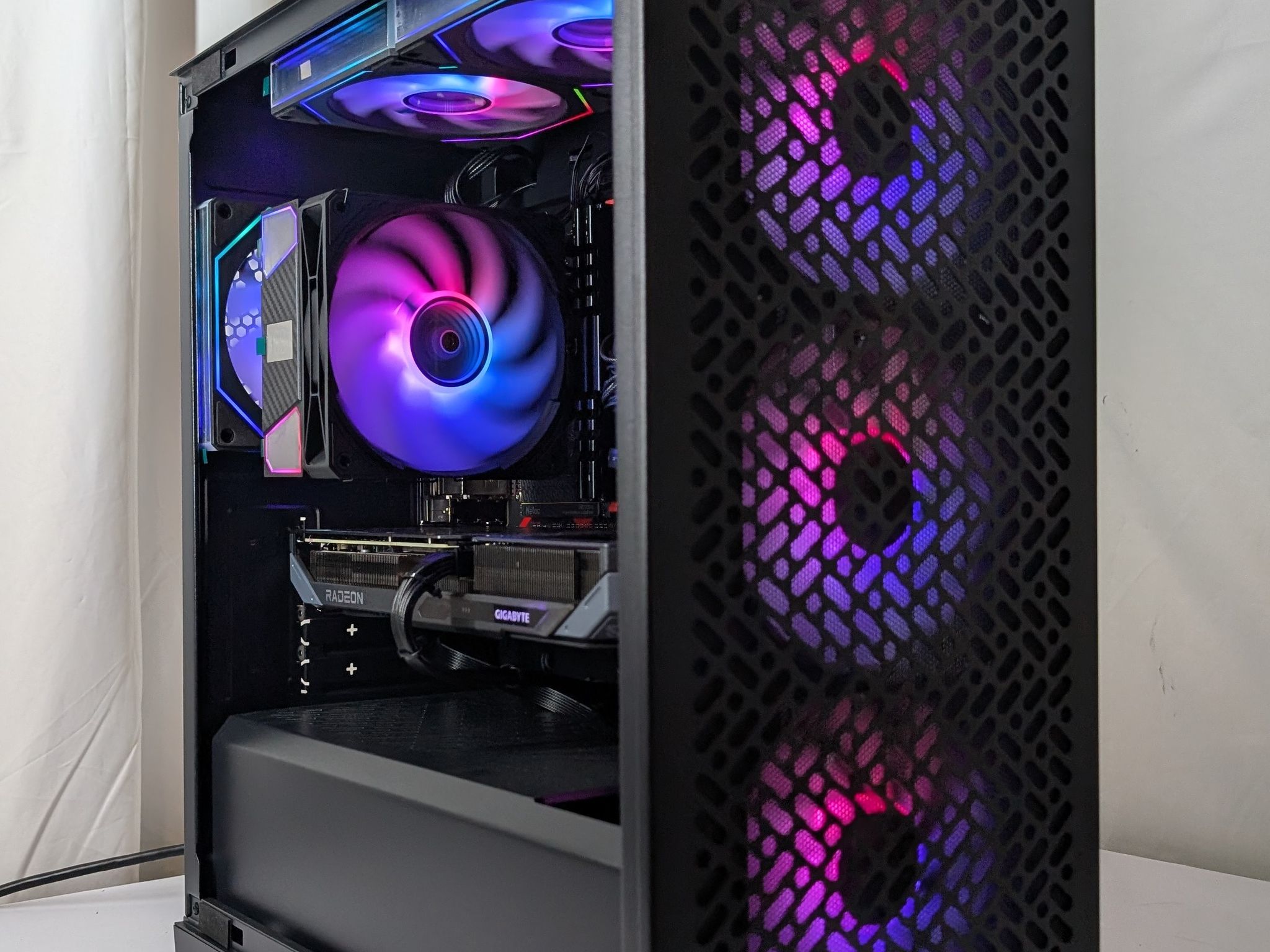 RX 9060XT | RYZEN 5 3600 | 16GB DDR4 | 1TB NVME | 650W