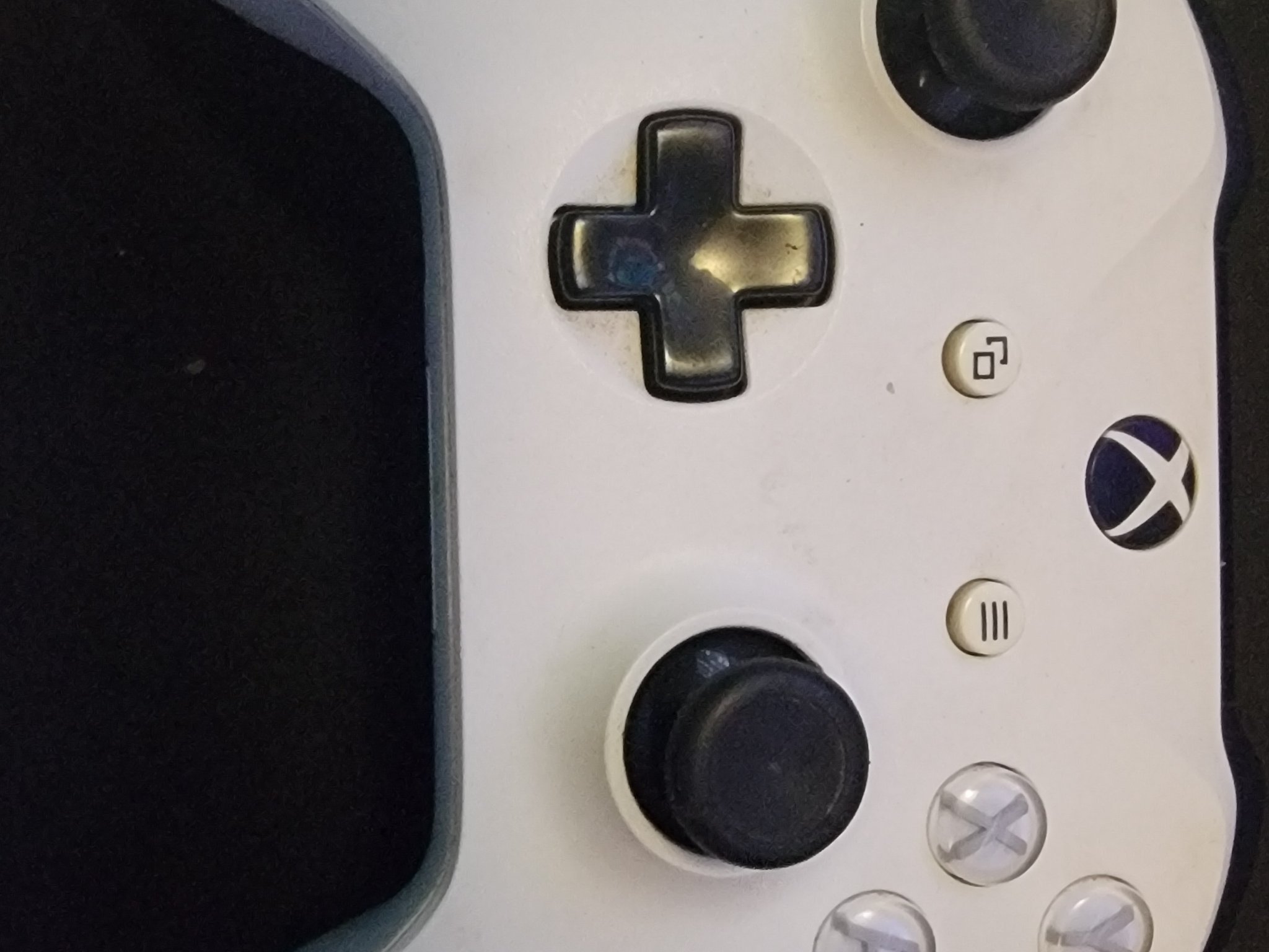 White Xbox One Controller With Triger locks & grips