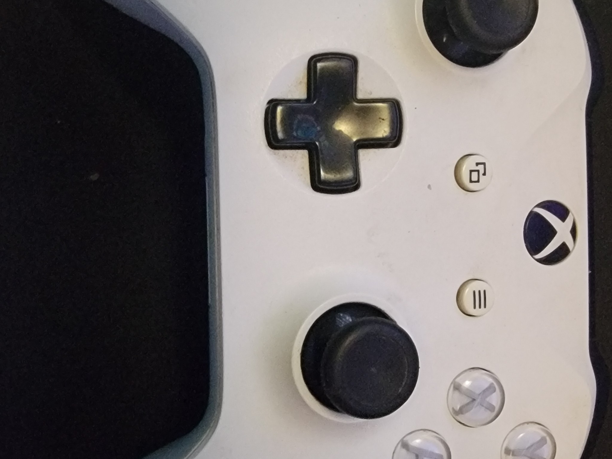 White Xbox One Controller With Triger locks & grips